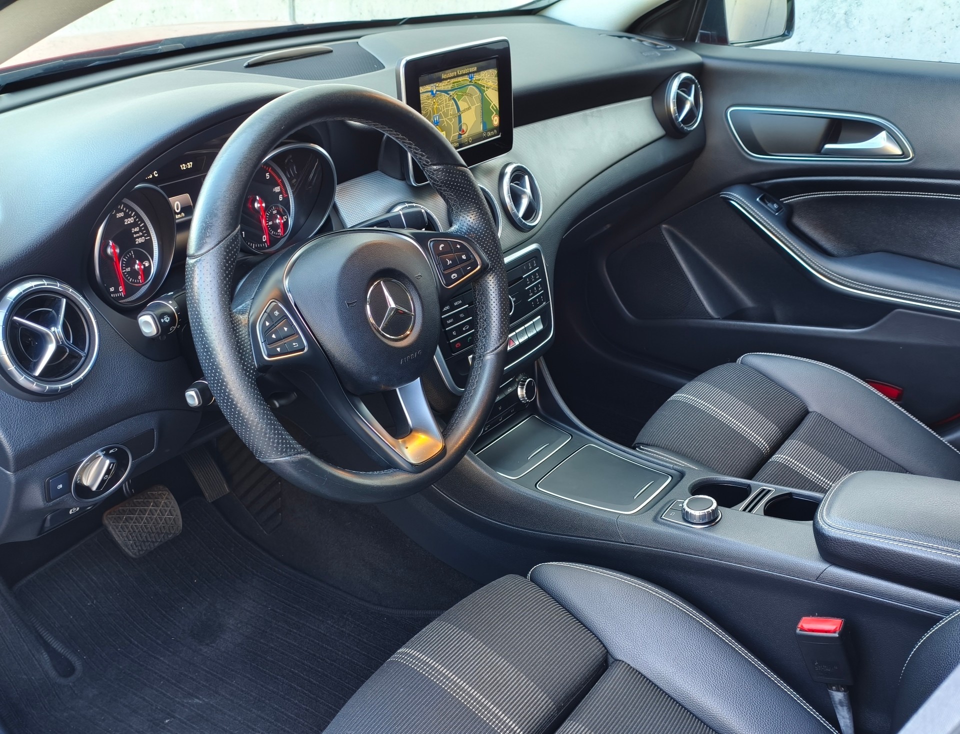 MERCEDES-BENZ CLA 200 CDI AMG Line 7G-DCT-image-5
