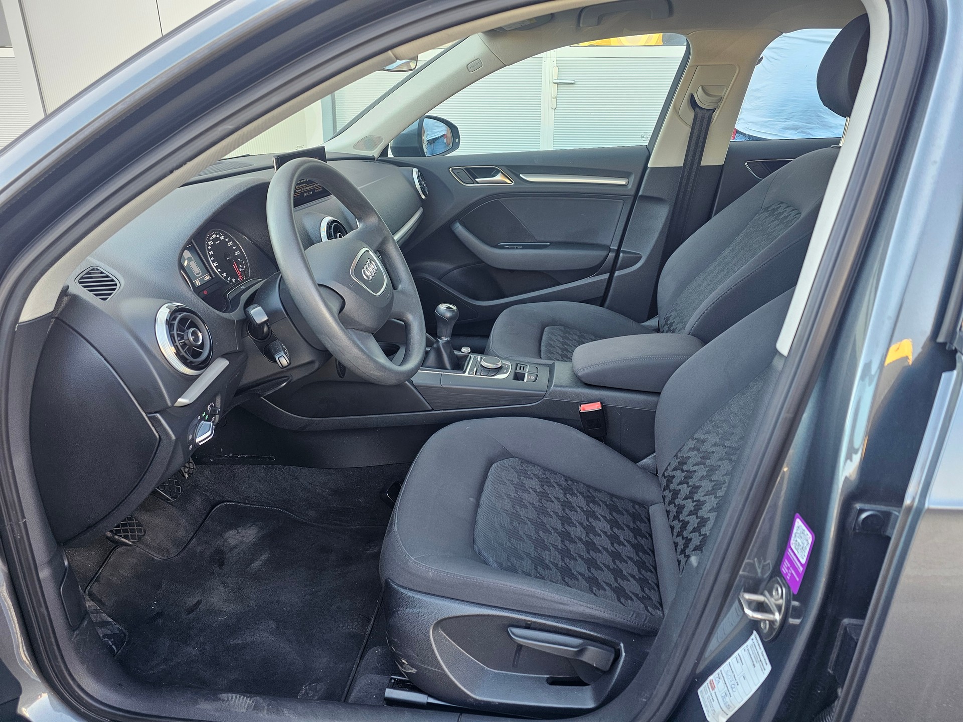 AUDI A3 Sportback 1.6 TDI Attraction-image-9