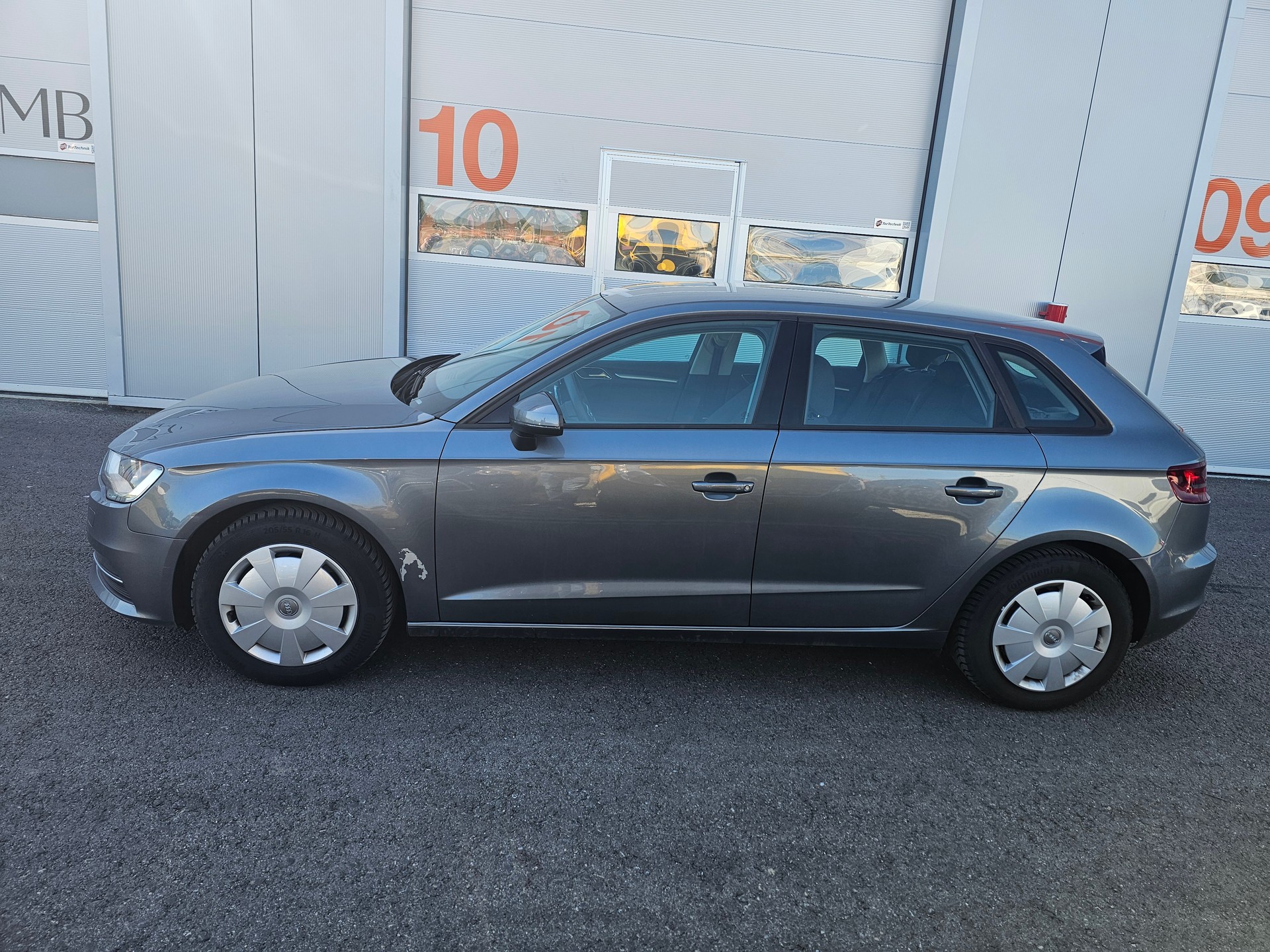 AUDI A3 Sportback 1.6 TDI Attraction-image-1