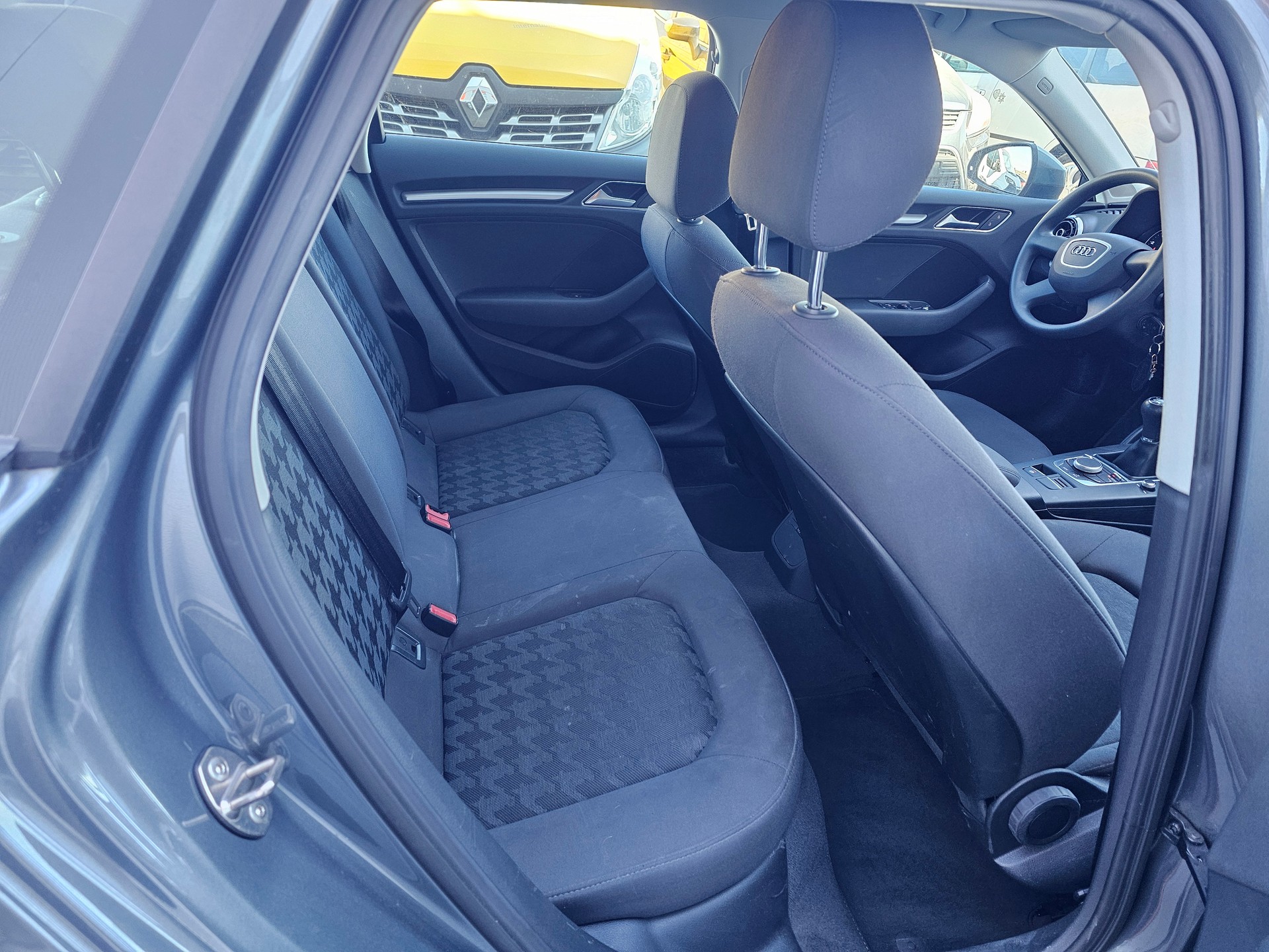 AUDI A3 Sportback 1.6 TDI Attraction-image-12