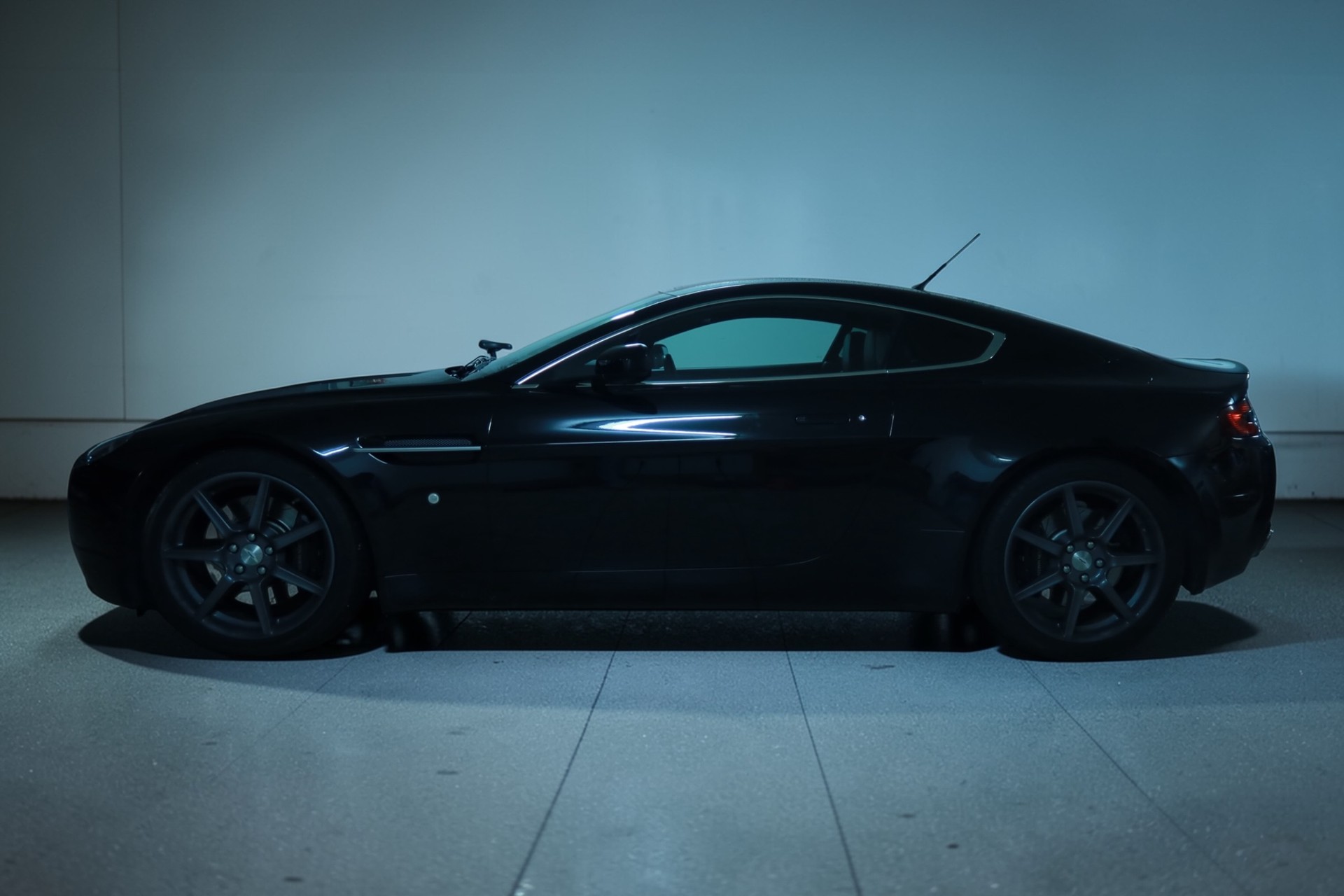 ASTON MARTIN V8 Vantage 4.3-image-5
