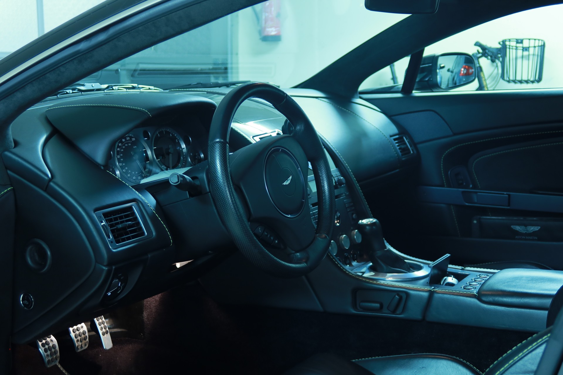ASTON MARTIN V8 Vantage 4.3-image-9