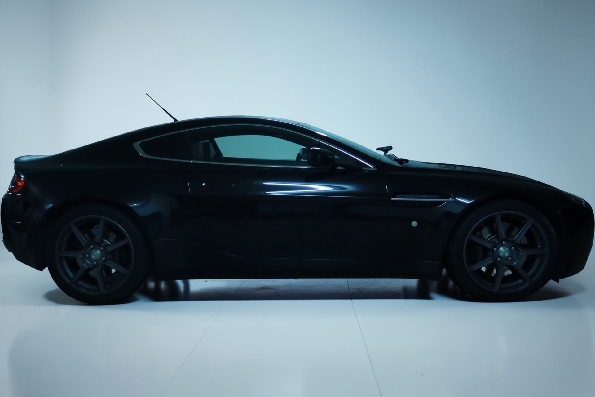 ASTON MARTIN V8 Vantage 4.3-image-4