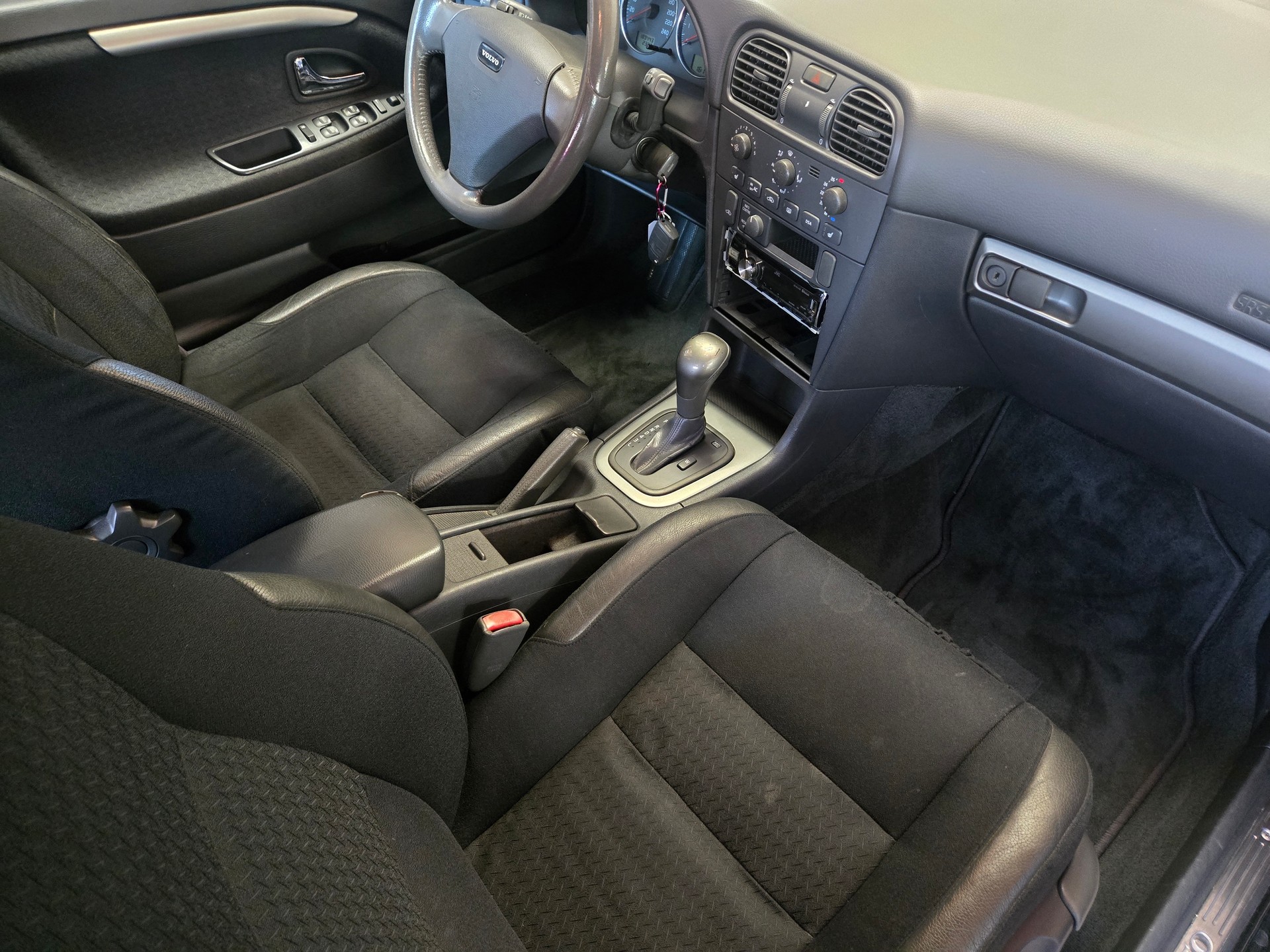 VOLVO V40 2.0 Limited Sports Edition-image-3