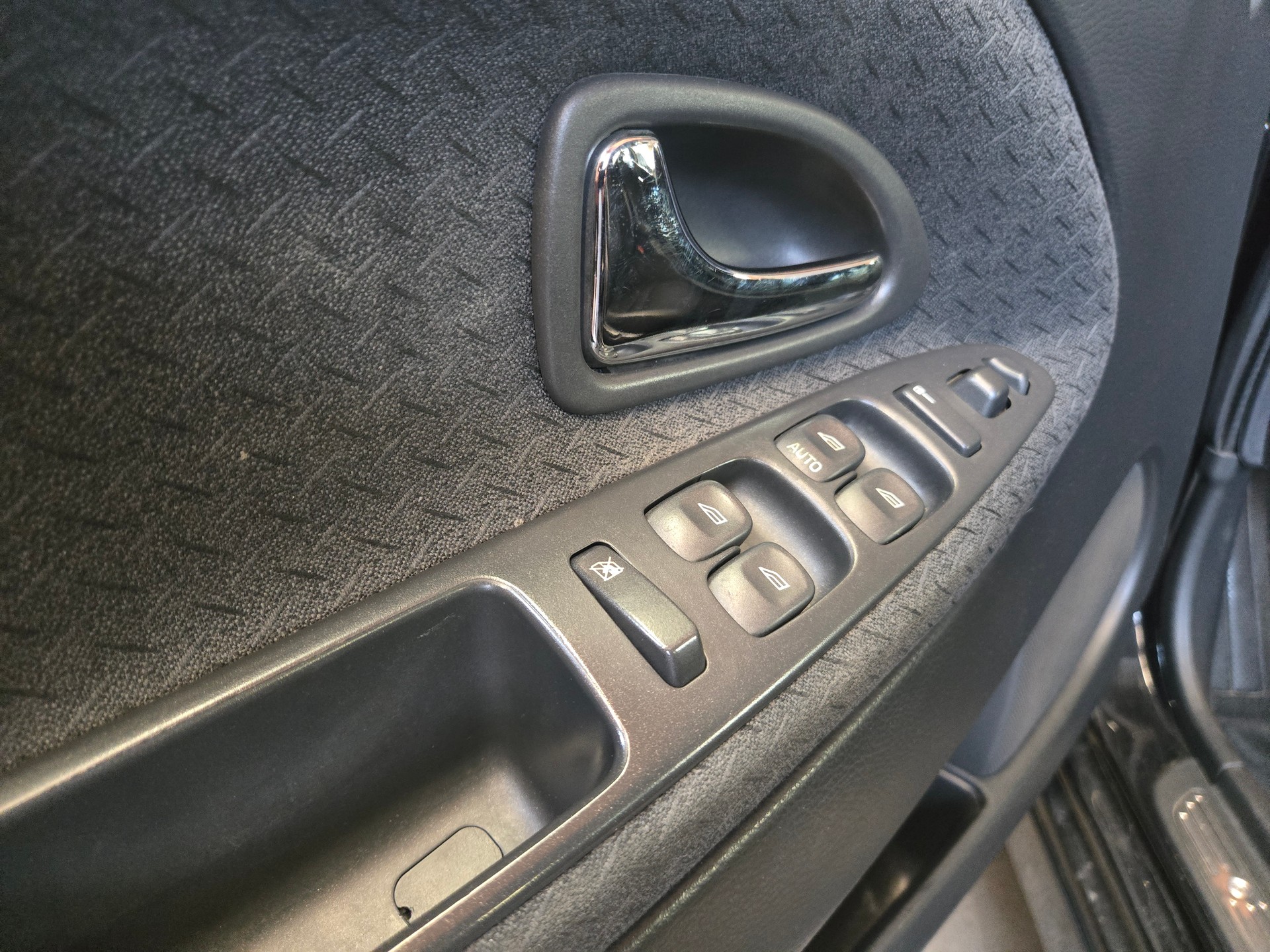 VOLVO V40 2.0 Limited Sports Edition-image-13
