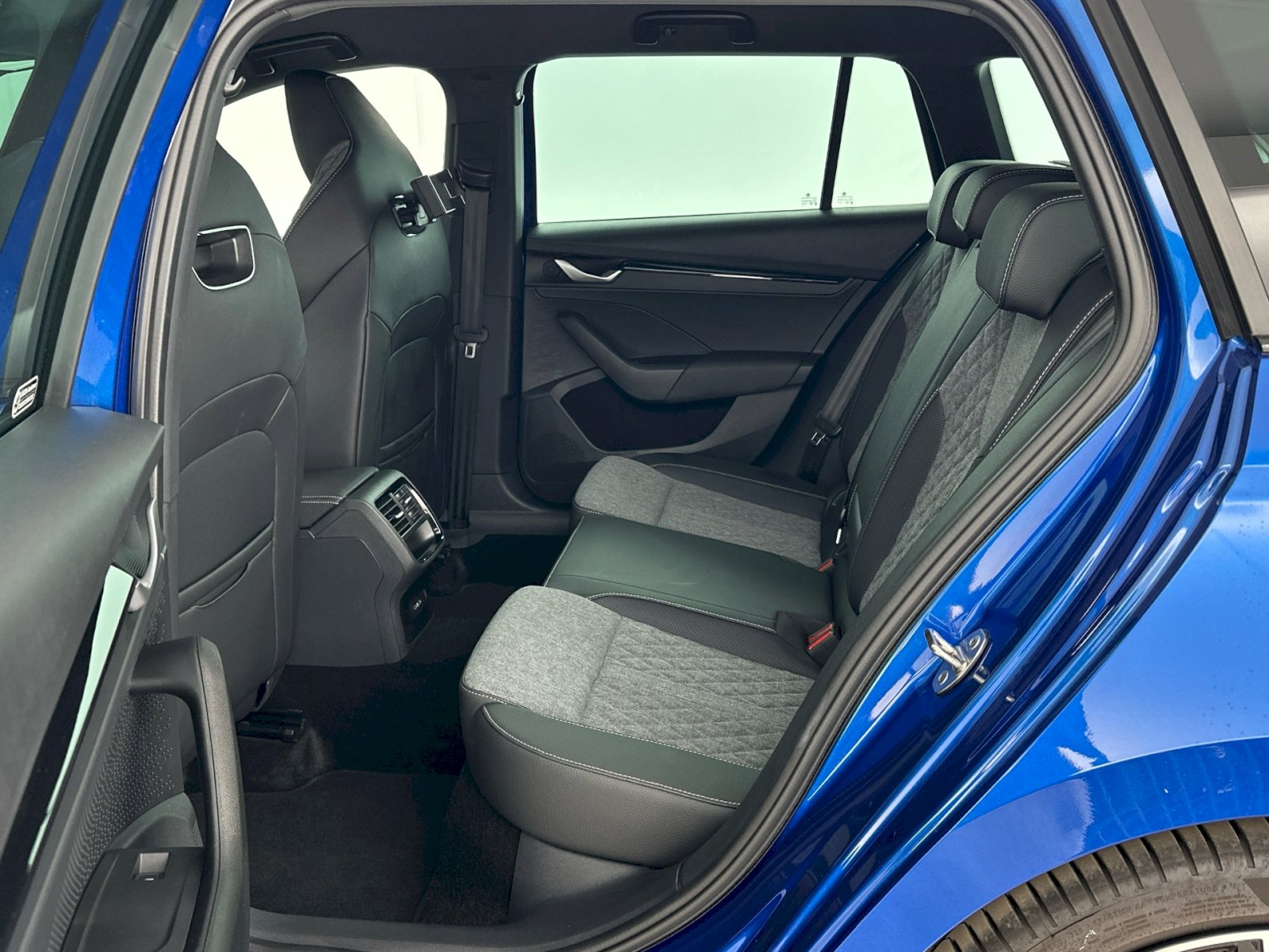 SKODA Octavia Combi 1.5 TSI mHEV DSG SportLine 150PS *FACELIFT *RACE BLUE *BLACK PACKAGE *5 Jahre WERKS-GARANTIE!-image-6