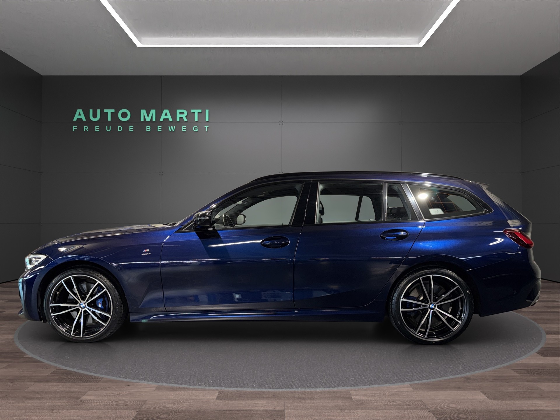 BMW M340i xDrive Touring-showroom-element-1