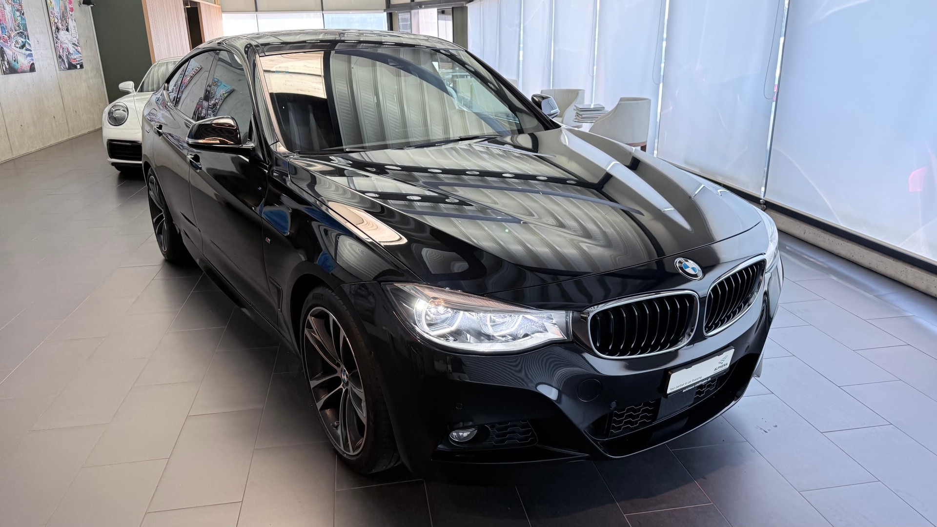 BMW 330i xDrive SAG Gran Turismo-showroom-element-1