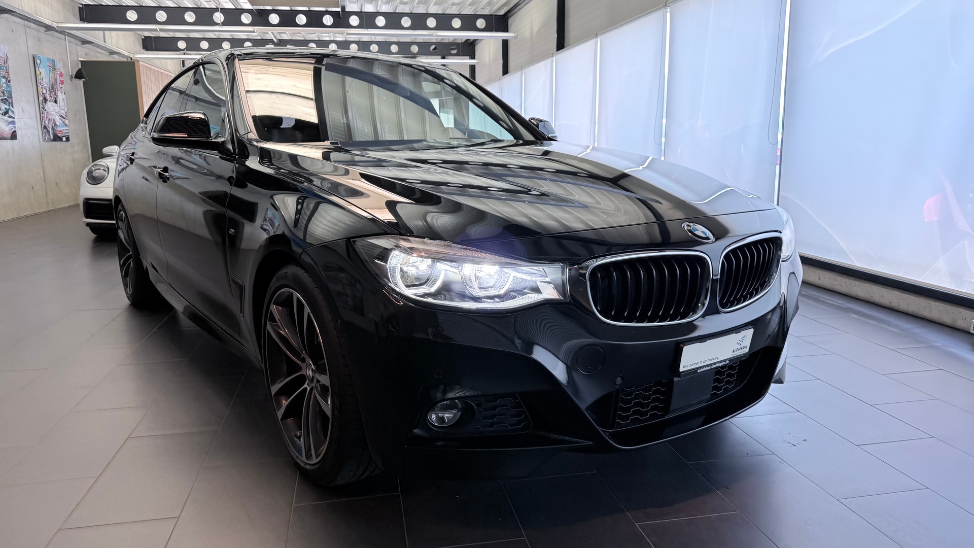 BMW 330i xDrive SAG Gran Turismo-showroom-element-2