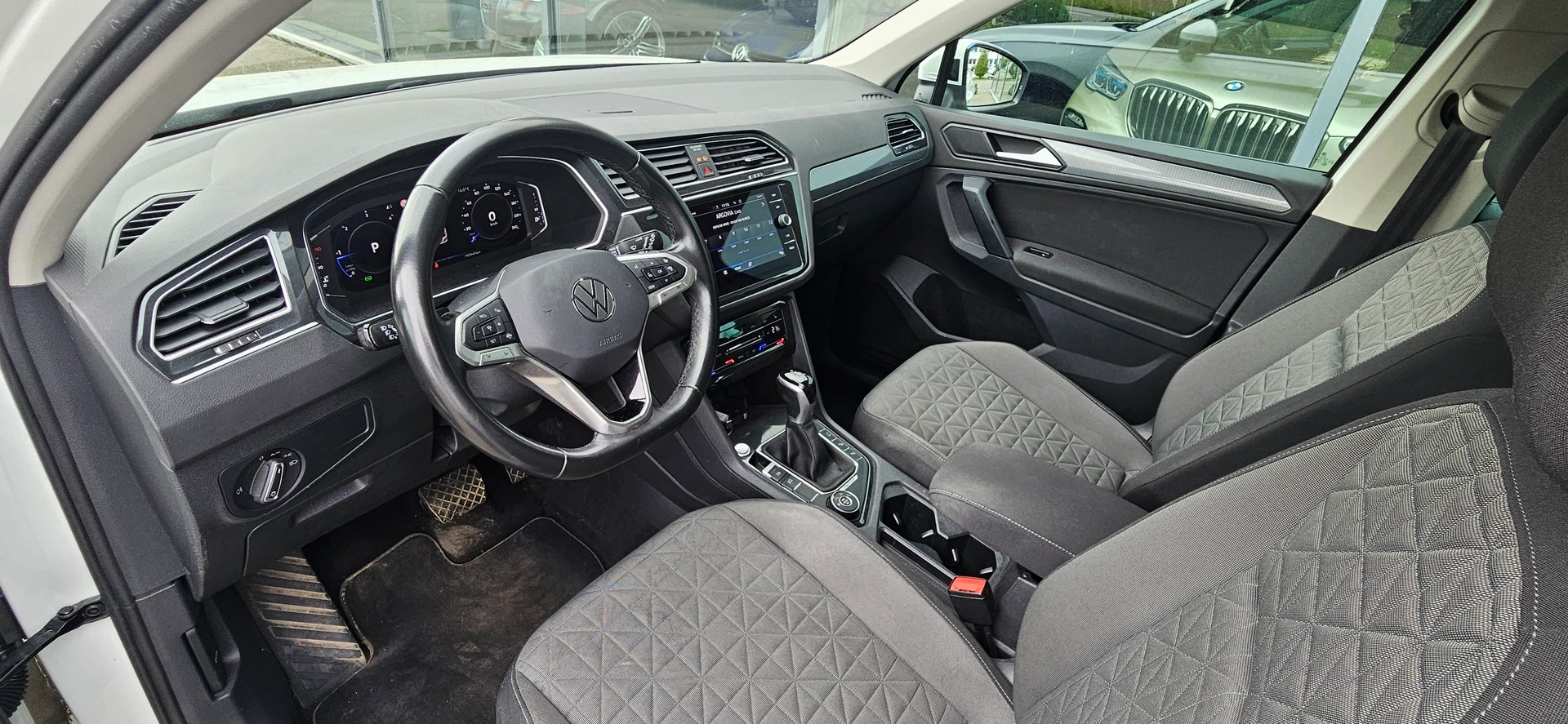 VW Tiguan 2.0 TDI SCR Elegance 4Motion DSG-image-8