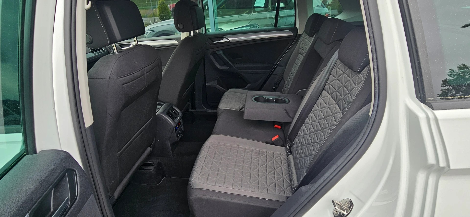 VW Tiguan 2.0 TDI SCR Elegance 4Motion DSG-image-14
