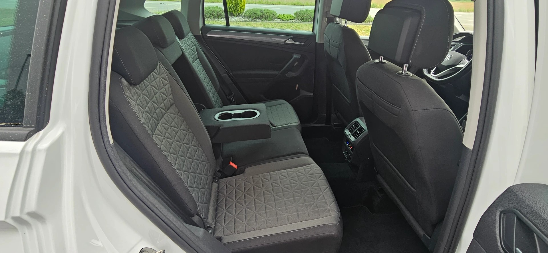 VW Tiguan 2.0 TDI SCR Elegance 4Motion DSG-image-15
