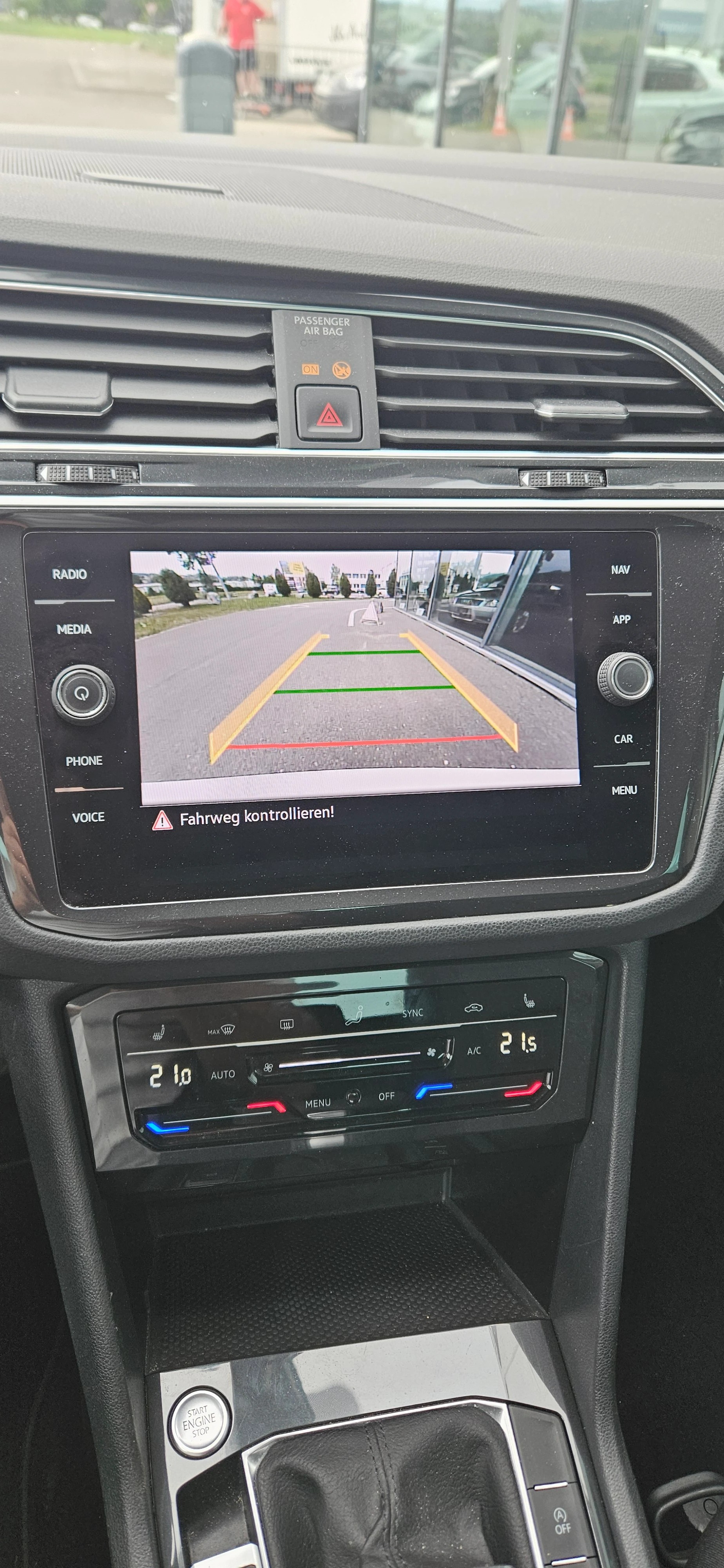 VW Tiguan 2.0 TDI SCR Elegance 4Motion DSG-image-13