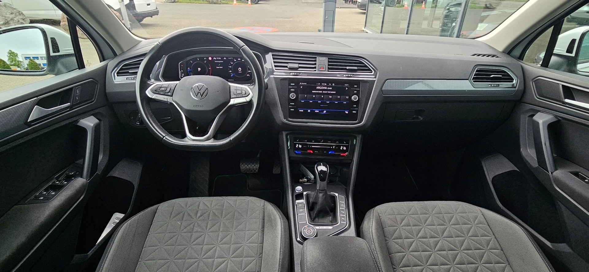 VW Tiguan 2.0 TDI SCR Elegance 4Motion DSG-image-9