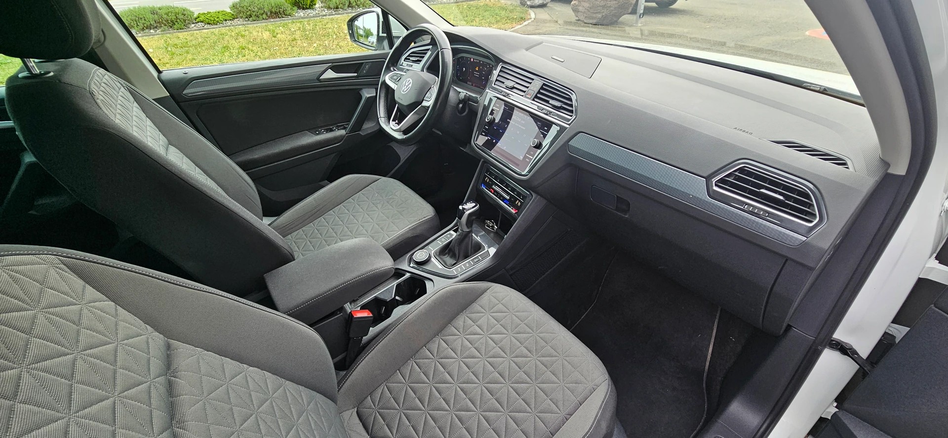VW Tiguan 2.0 TDI SCR Elegance 4Motion DSG-image-11