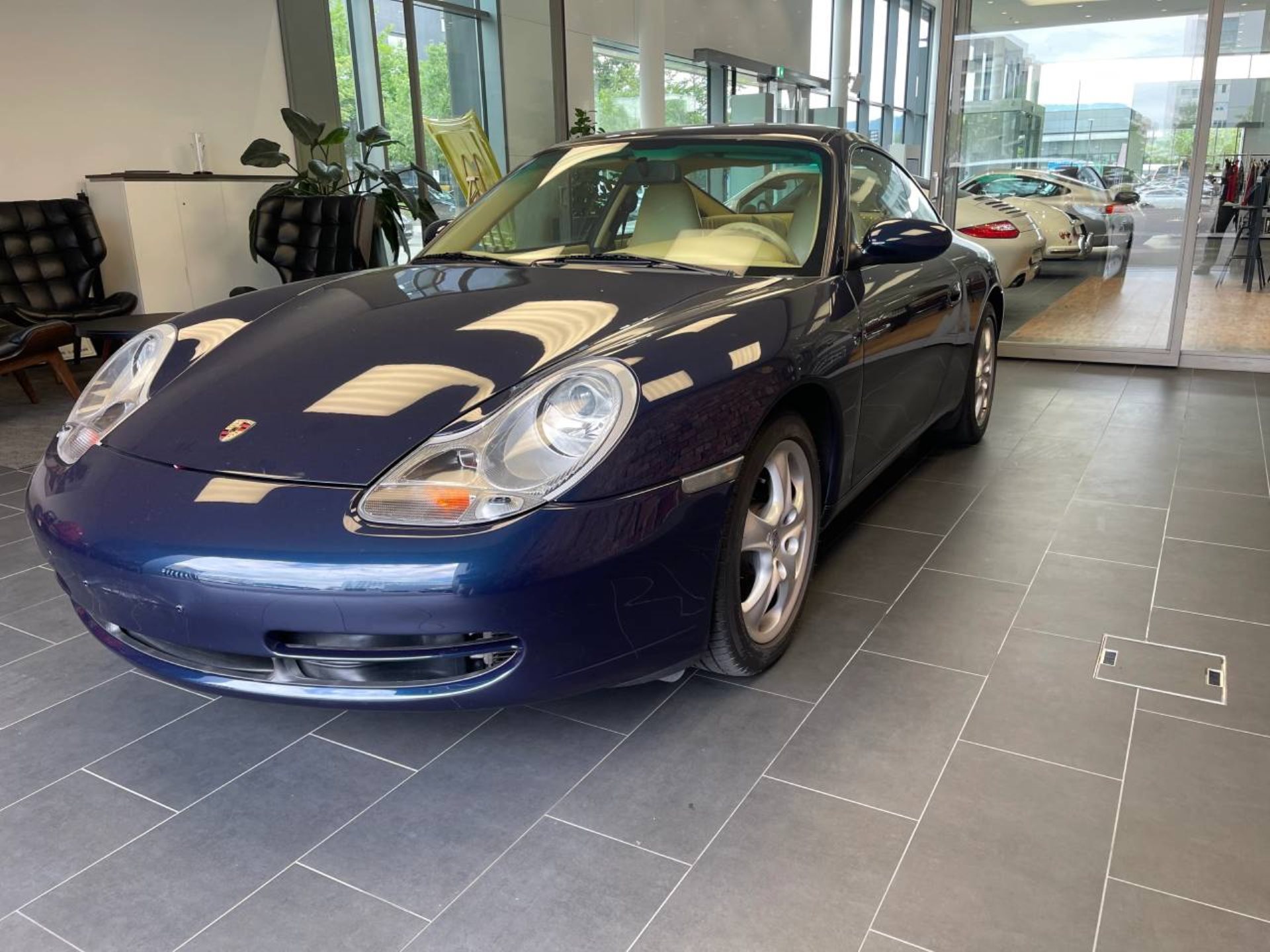 PORSCHE 911 Carrera 4 Coupé-image-9