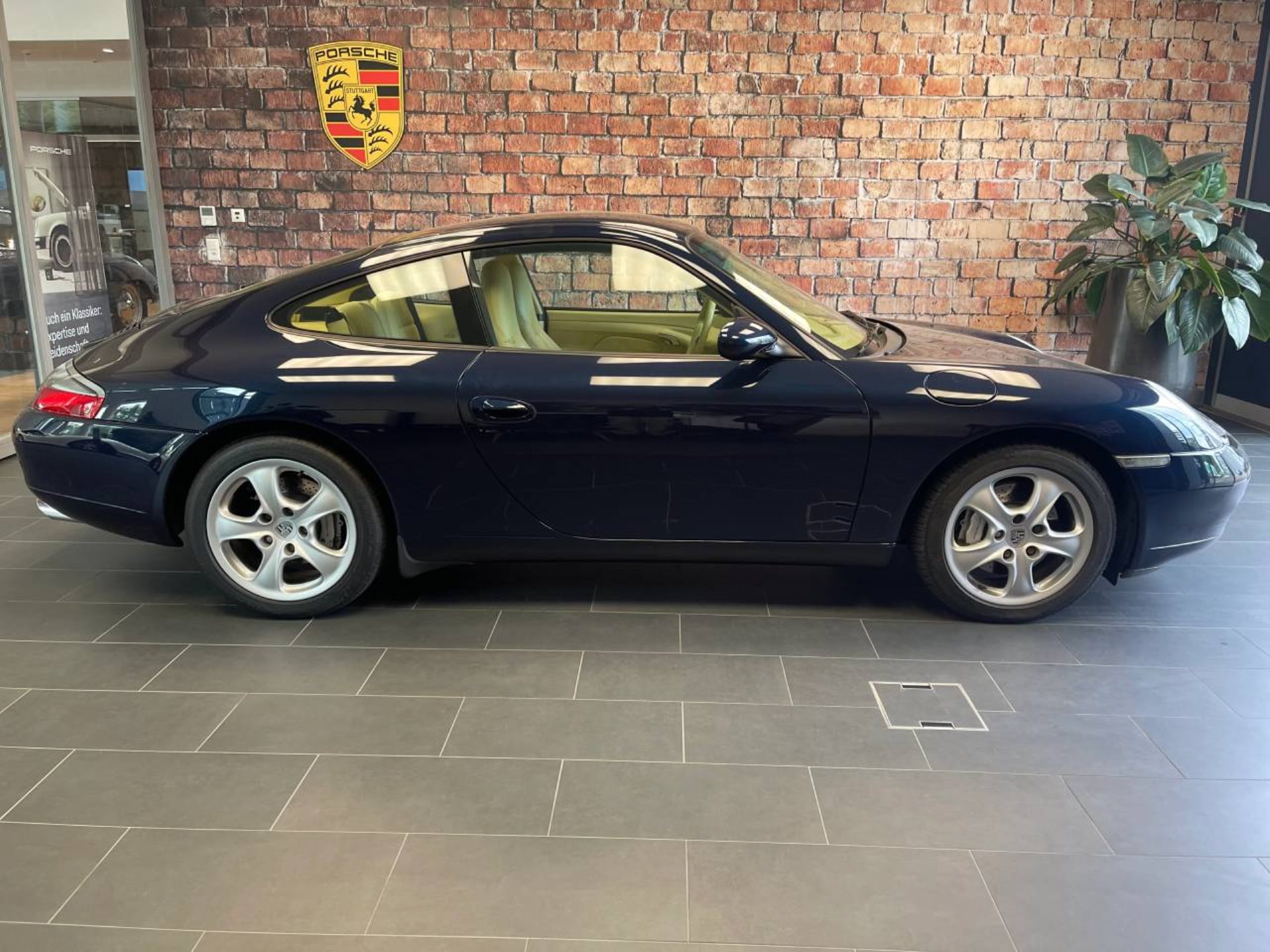 PORSCHE 911 Carrera 4 Coupé-showroom-element-1