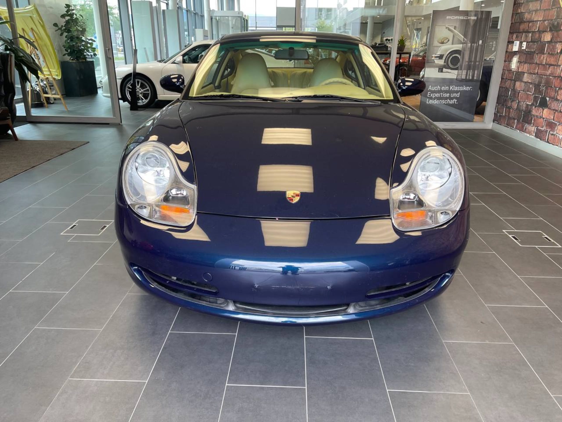 PORSCHE 911 Carrera 4 Coupé-showroom-element-2