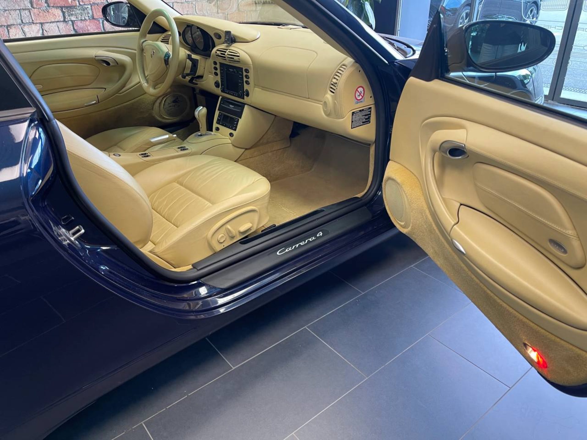 PORSCHE 911 Carrera 4 Coupé-image-15