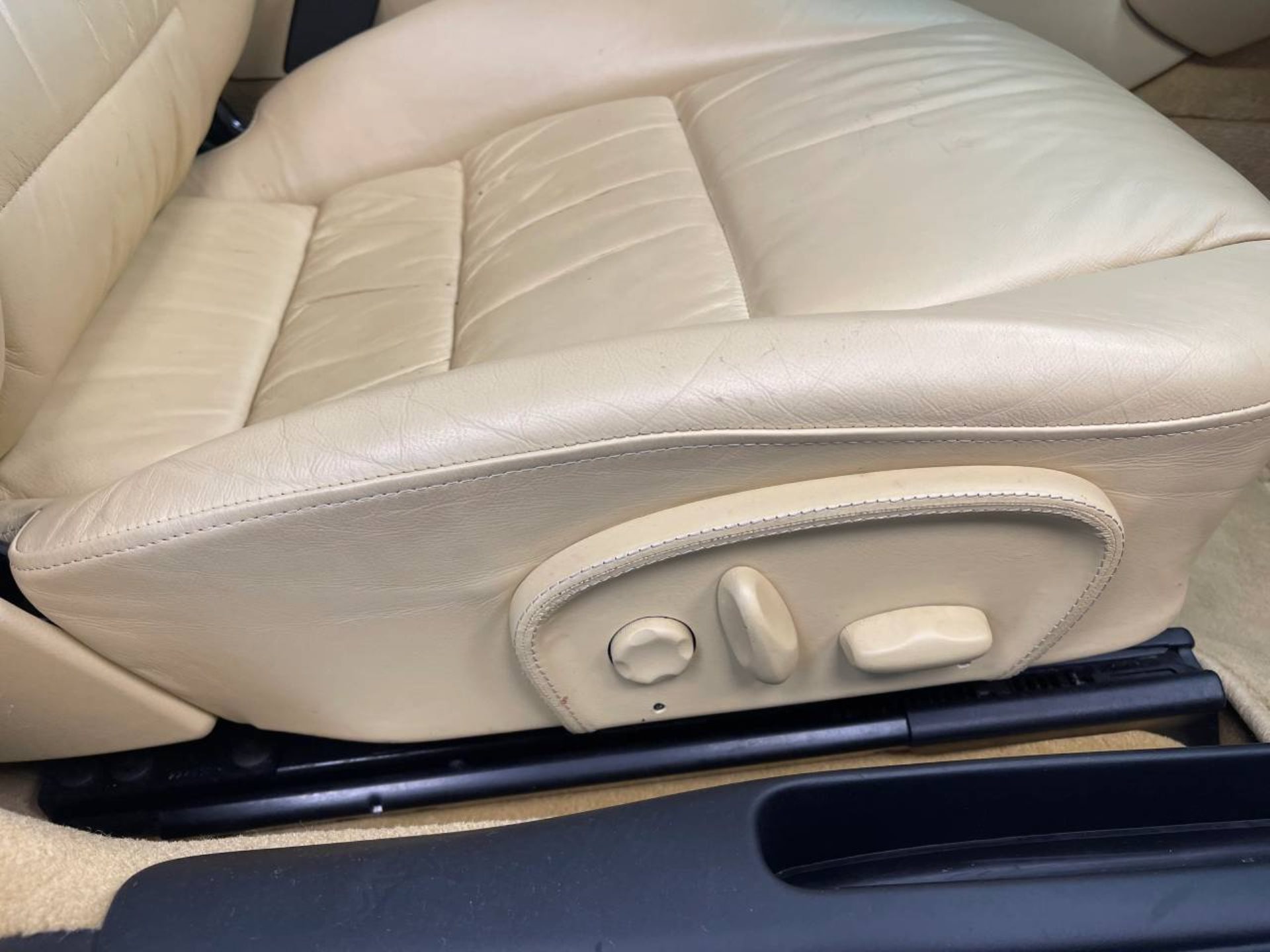 PORSCHE 911 Carrera 4 Coupé-image-4