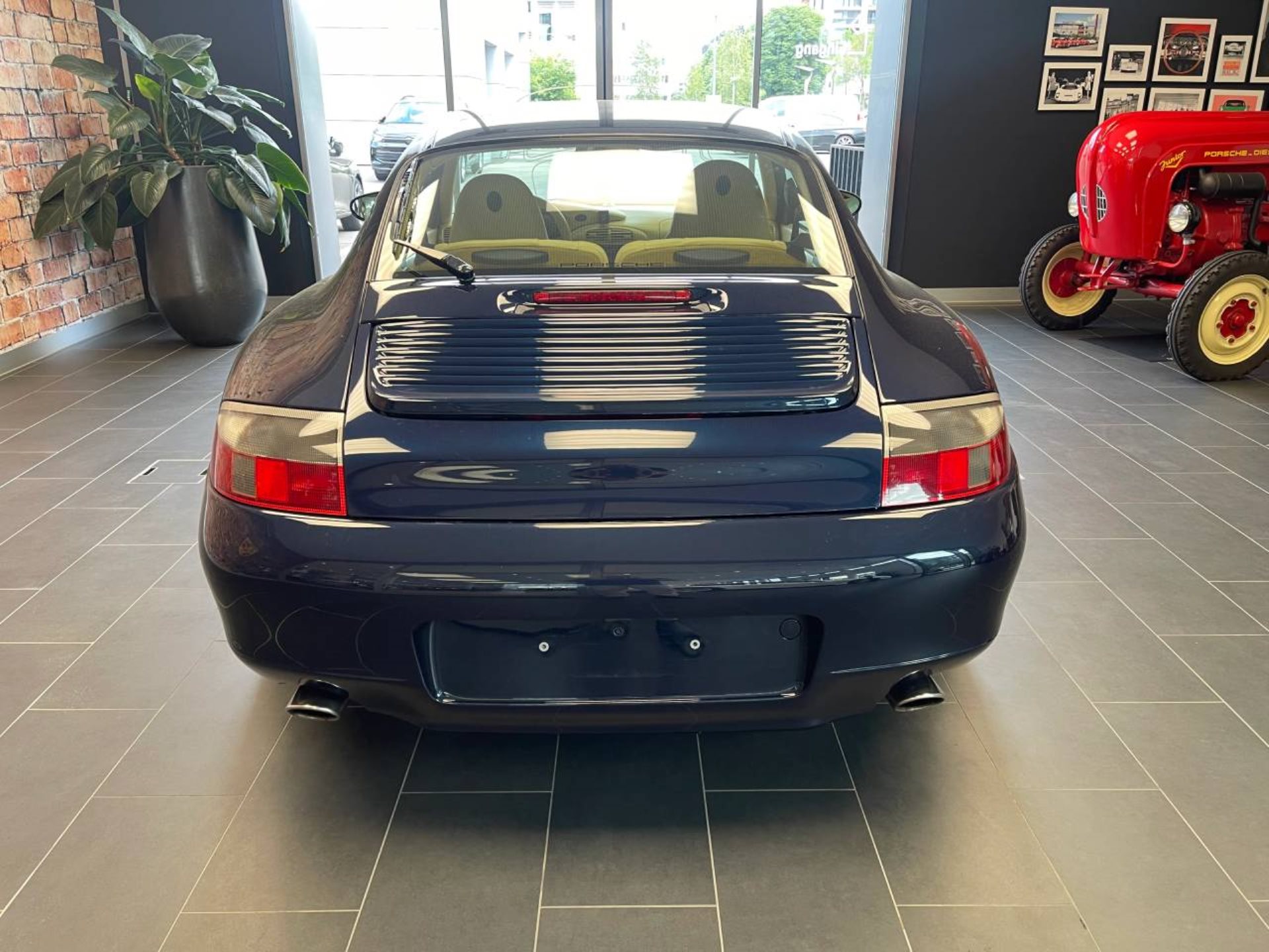 PORSCHE 911 Carrera 4 Coupé-image-6