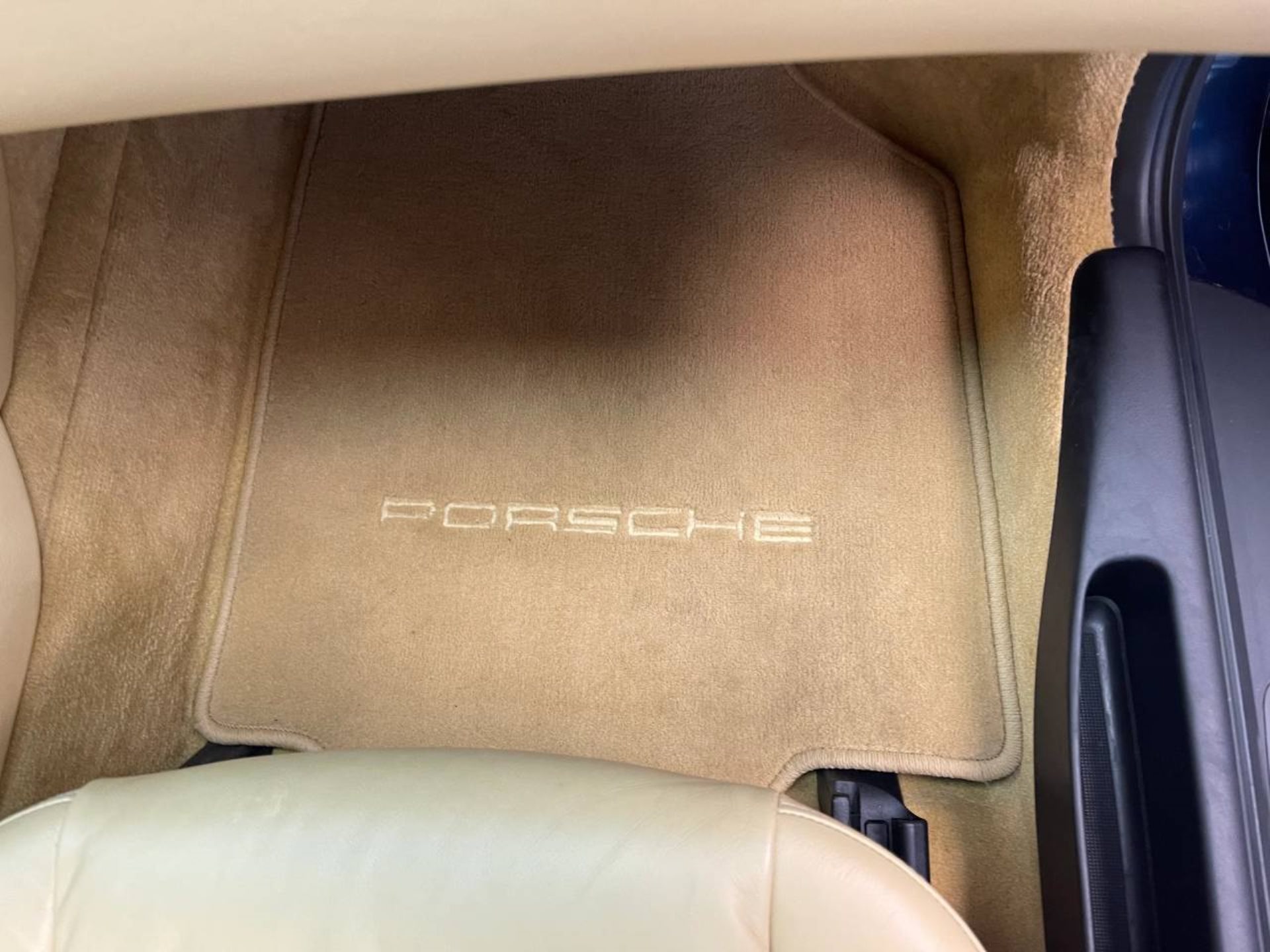 PORSCHE 911 Carrera 4 Coupé-image-12