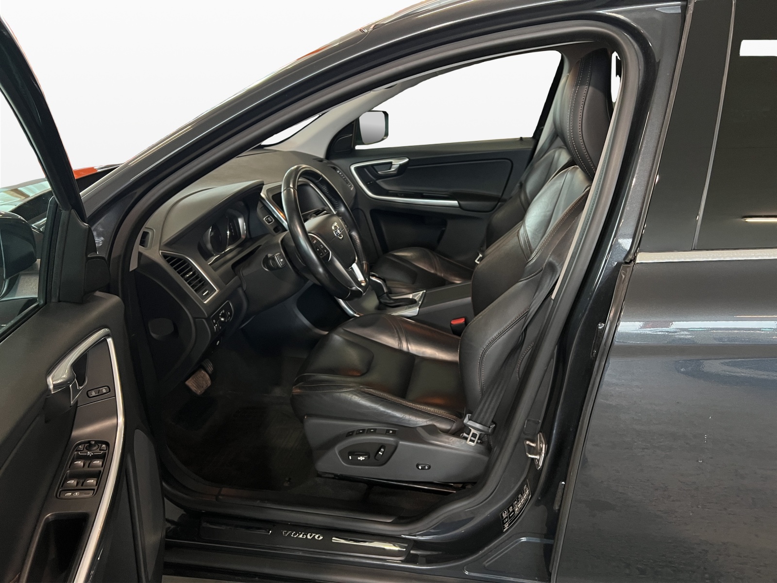 VOLVO XC60 D4 AWD Summum Geartronic-image-10