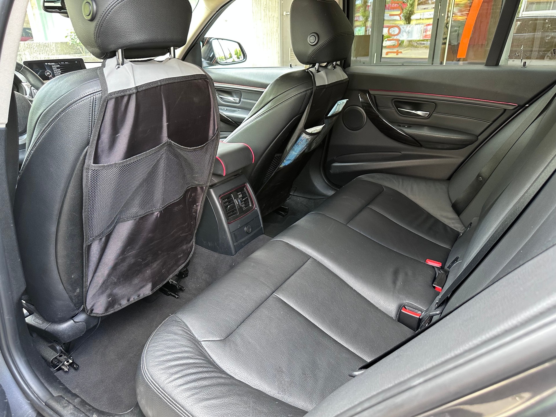 BMW 320i xDrive Touring Modern Line Steptronic-image-12
