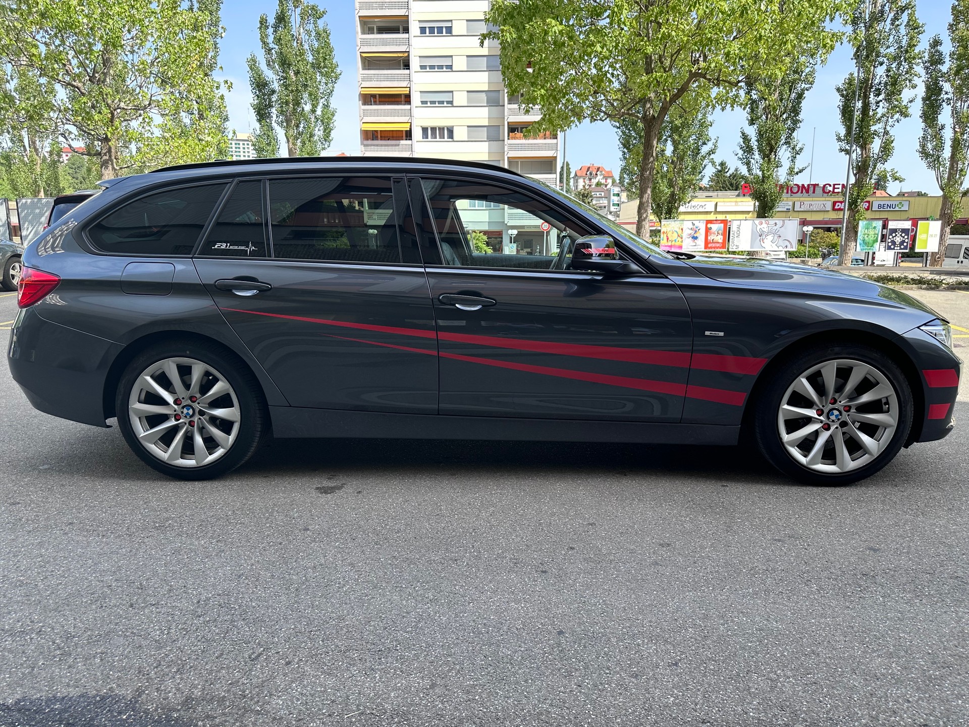 BMW 320i xDrive Touring Modern Line Steptronic-image-3