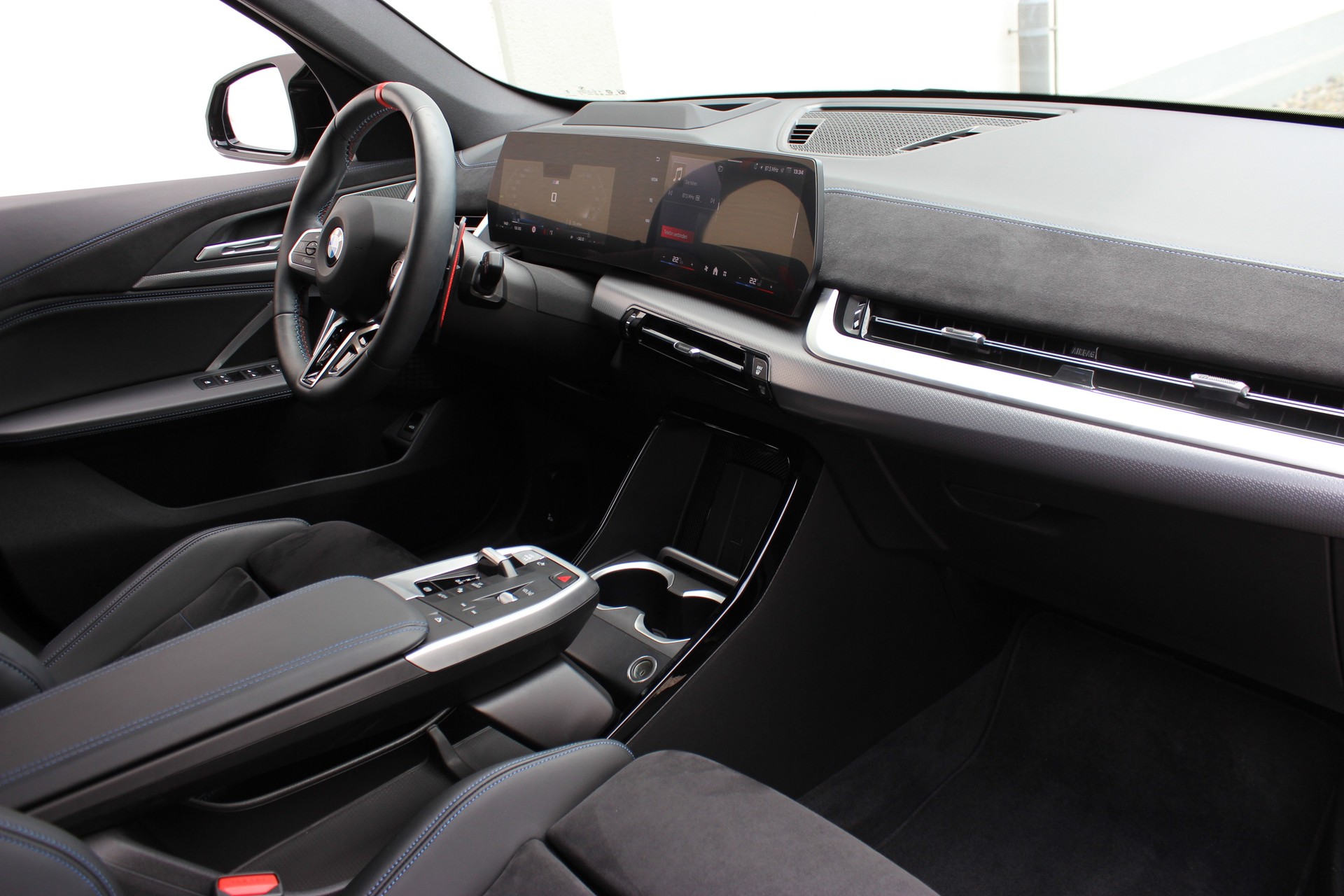 BMW X1 xDrive M35i-showroom-element-3