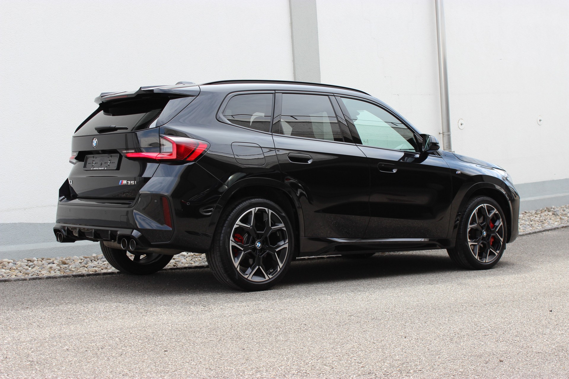 BMW X1 xDrive M35i-showroom-element-2