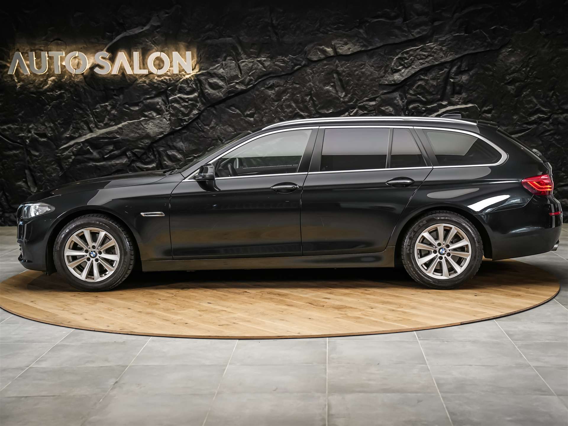 BMW 520d Touring xDrive Steptronic *CH Auto*El. Sitze*Sitzheizung*-showroom-element-1