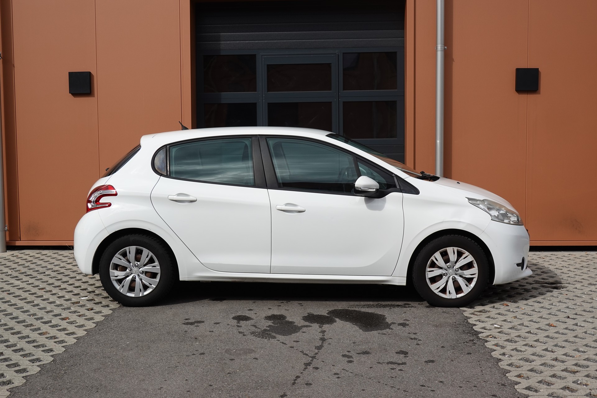 PEUGEOT 208 1.2 VTI " * Véhicule CH * Régulateur de vitesse * intérieur tissus *"-showroom-element-3