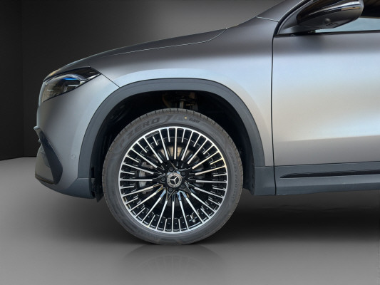 MERCEDES-BENZ EQA 300 AMG Line 4Matic-image-4