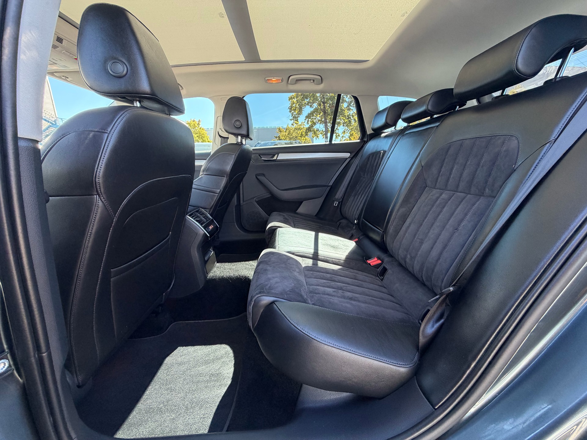 SKODA Superb Combi 2.0 TSI Style DSG 4x4-image-10