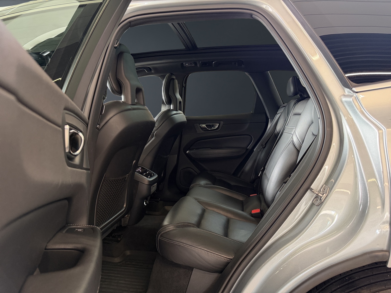 VOLVO XC60 T6 AWD R-Design Geartronic-image-13