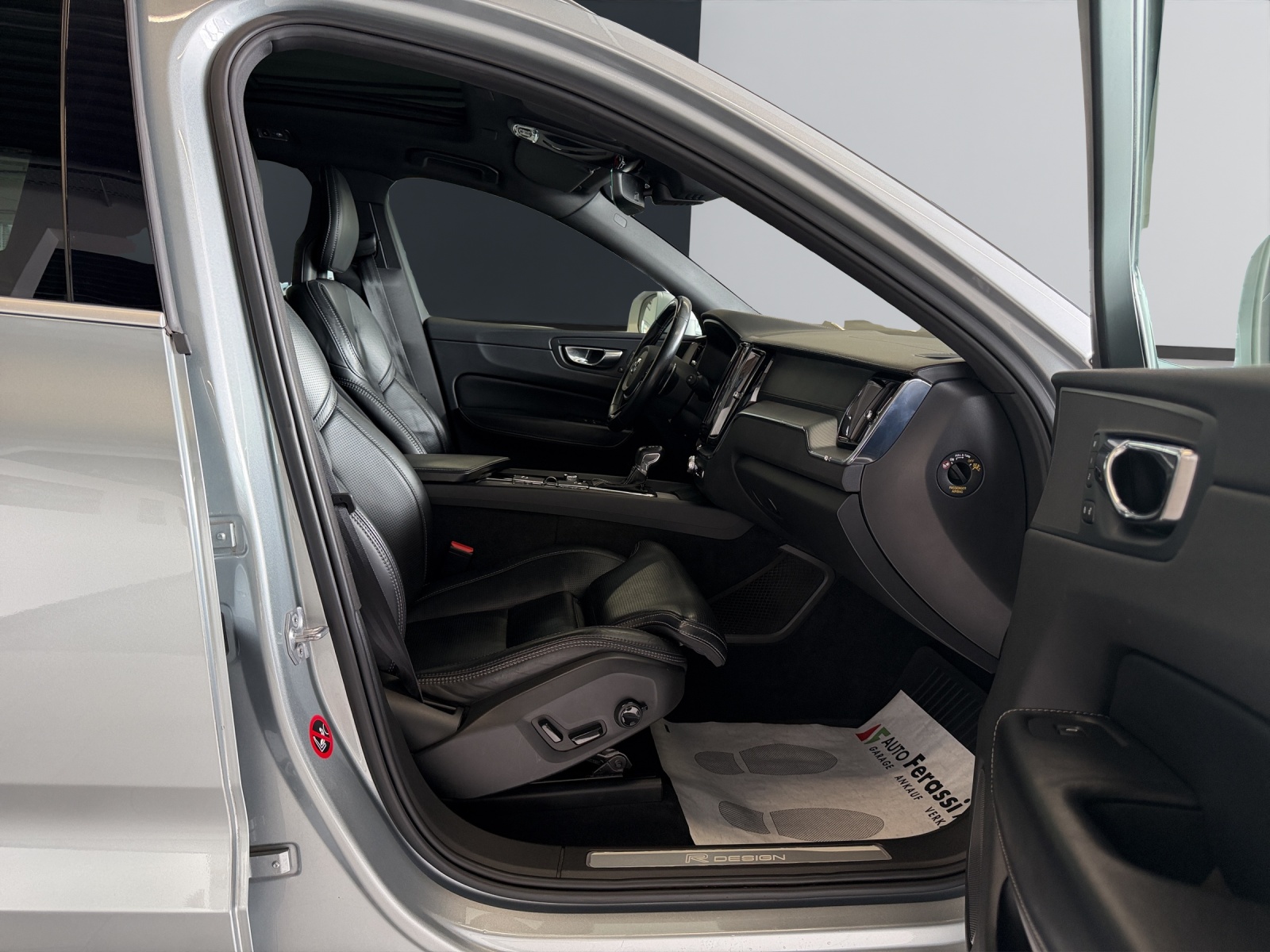 VOLVO XC60 T6 AWD R-Design Geartronic-image-25