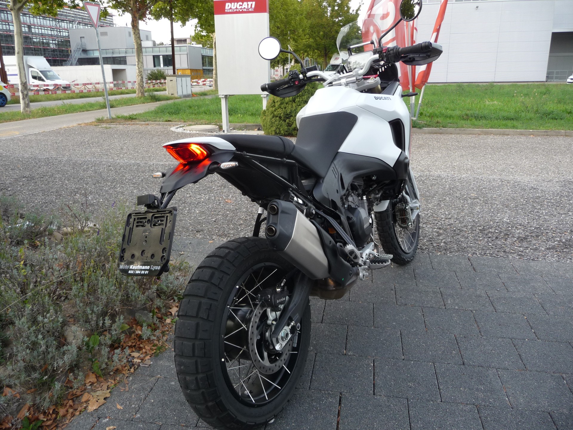 DUCATI Desert X-showroom-element-1