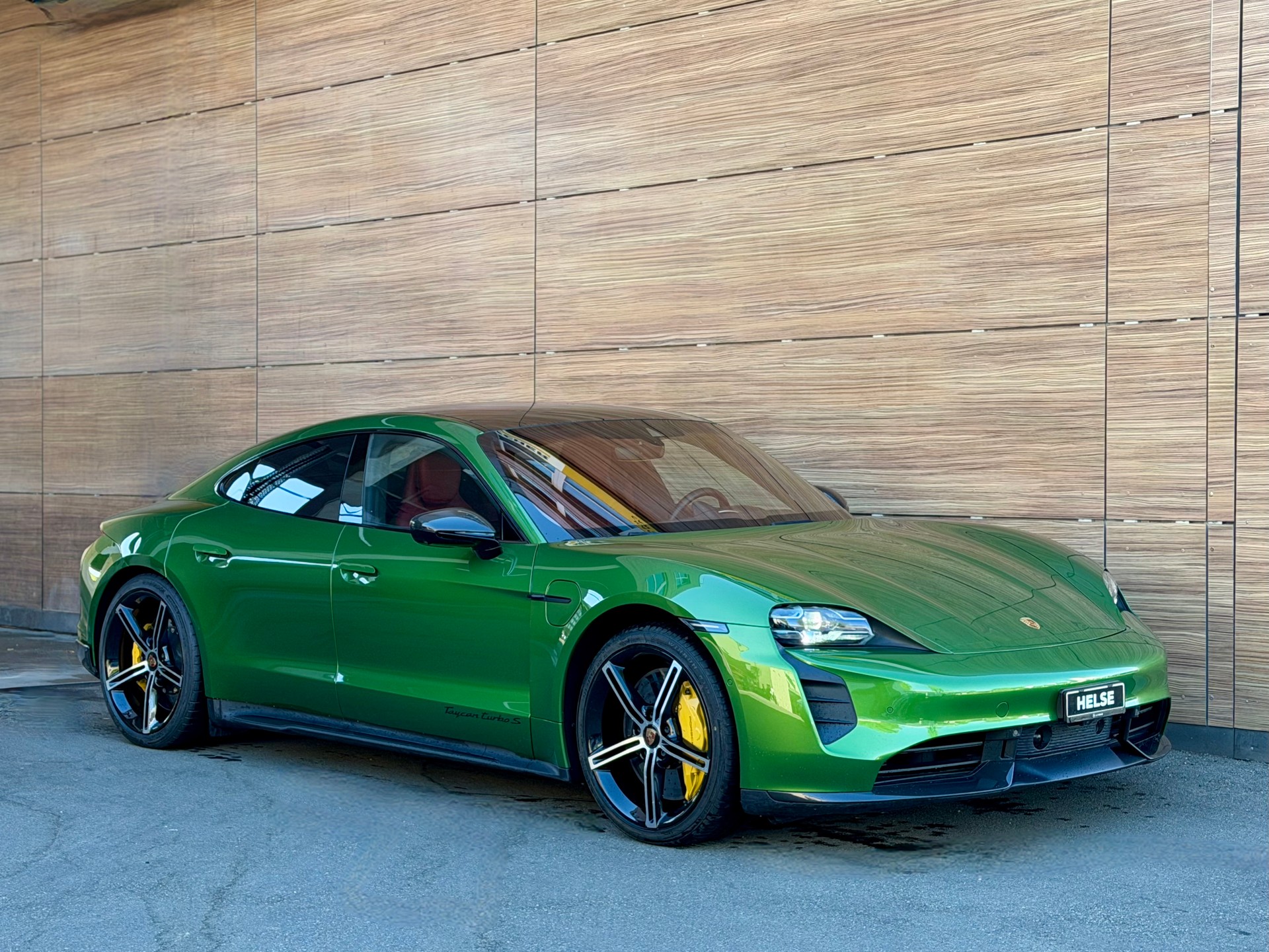 PORSCHE Taycan Turbo S - Mamba grün --image-1
