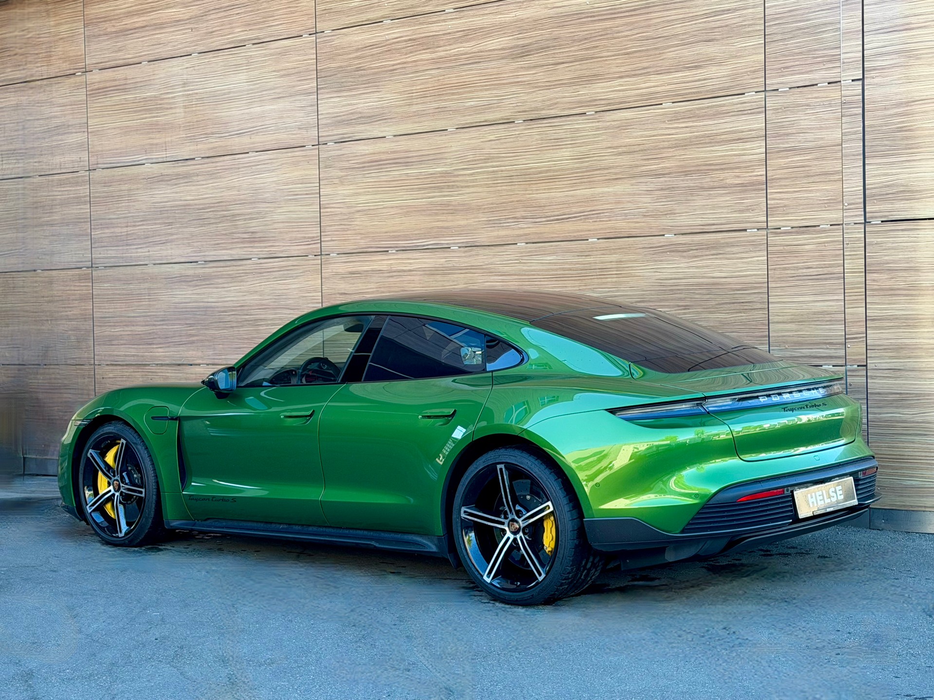 PORSCHE Taycan Turbo S - Mamba grün --image-4
