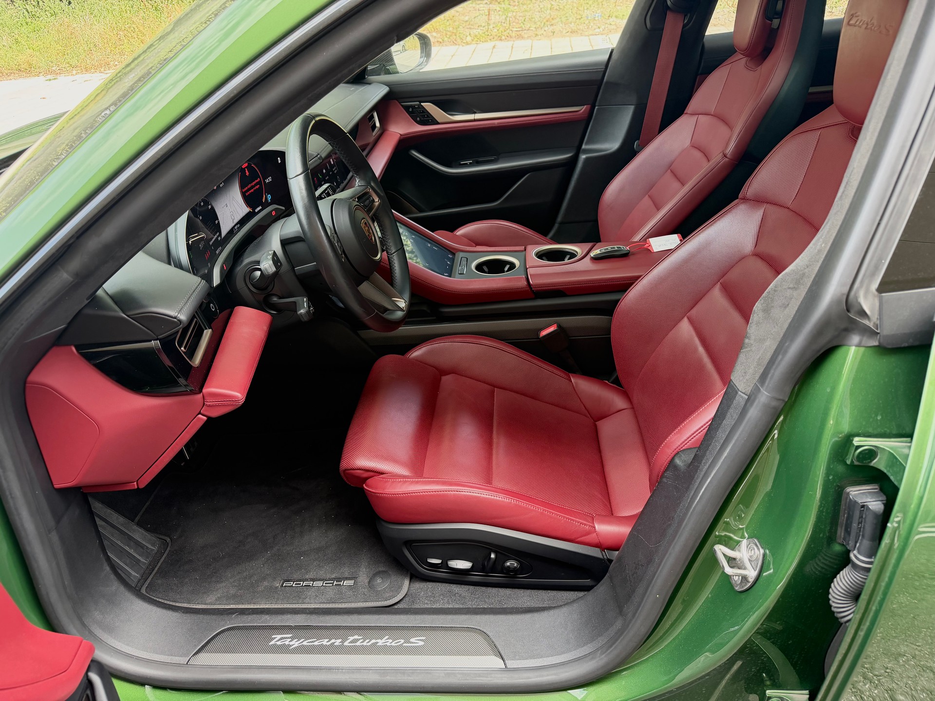 PORSCHE Taycan Turbo S - Mamba grün --image-6