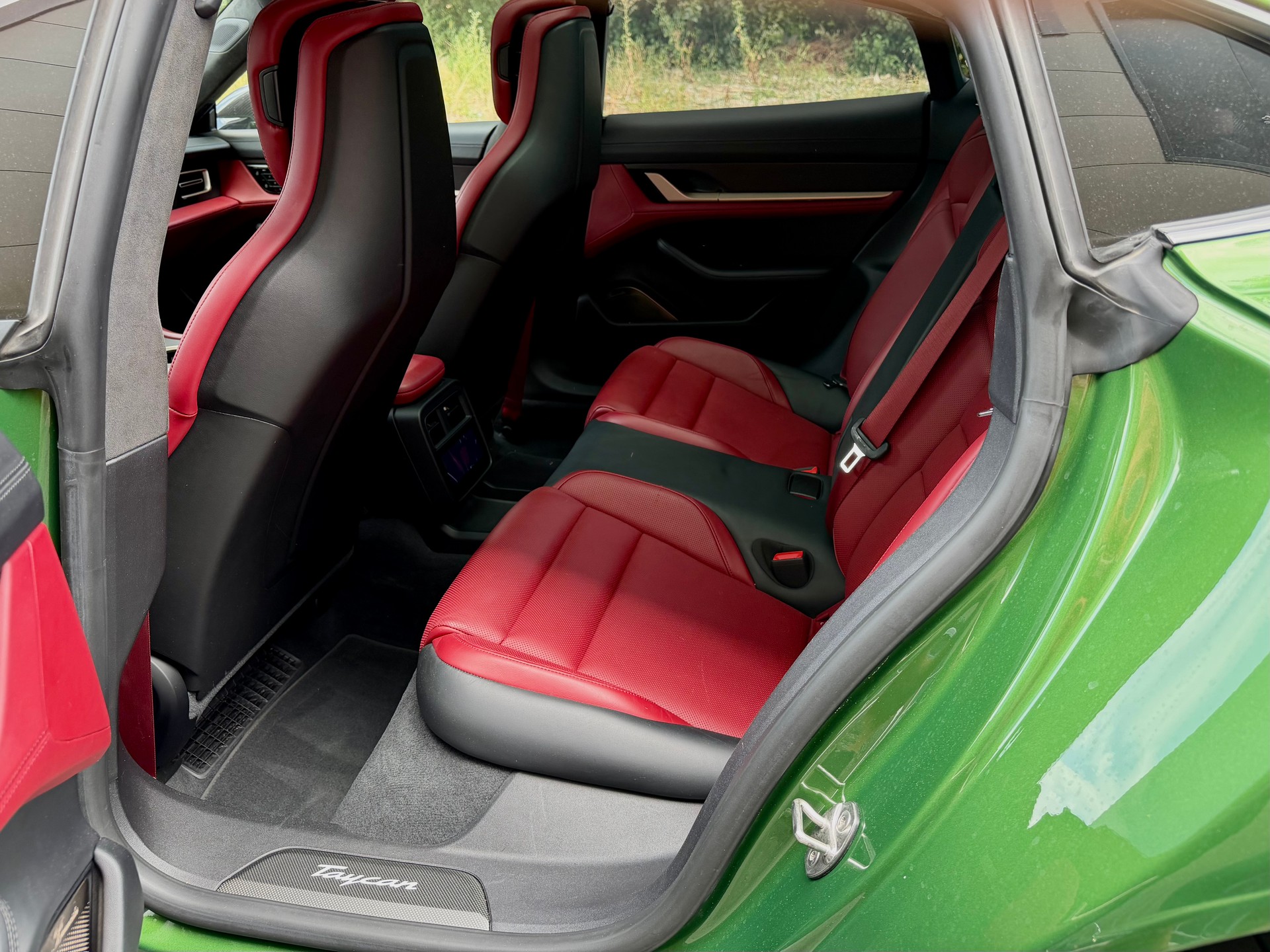 PORSCHE Taycan Turbo S - Mamba grün --image-7