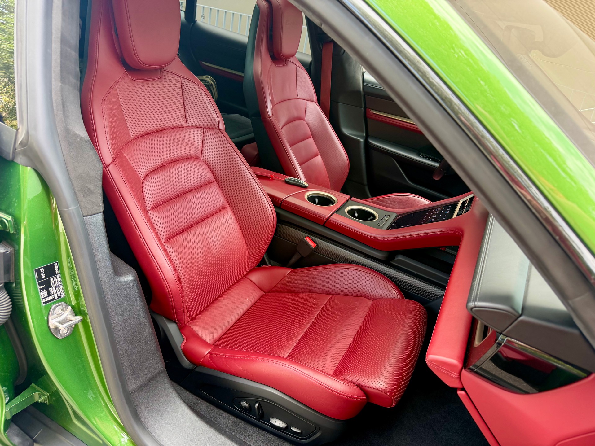 PORSCHE Taycan Turbo S - Mamba grün --image-9