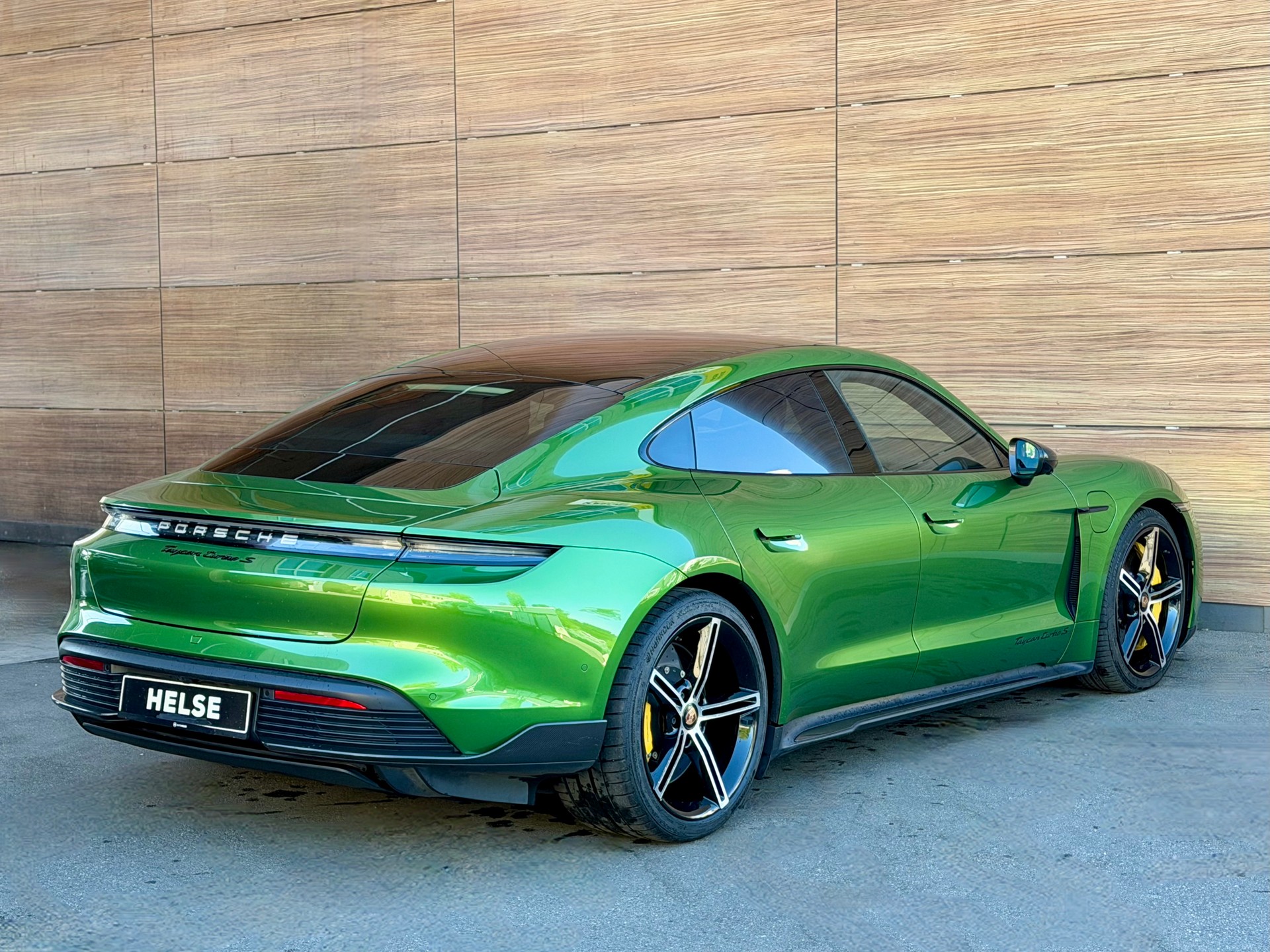 PORSCHE Taycan Turbo S - Mamba grün --image-5