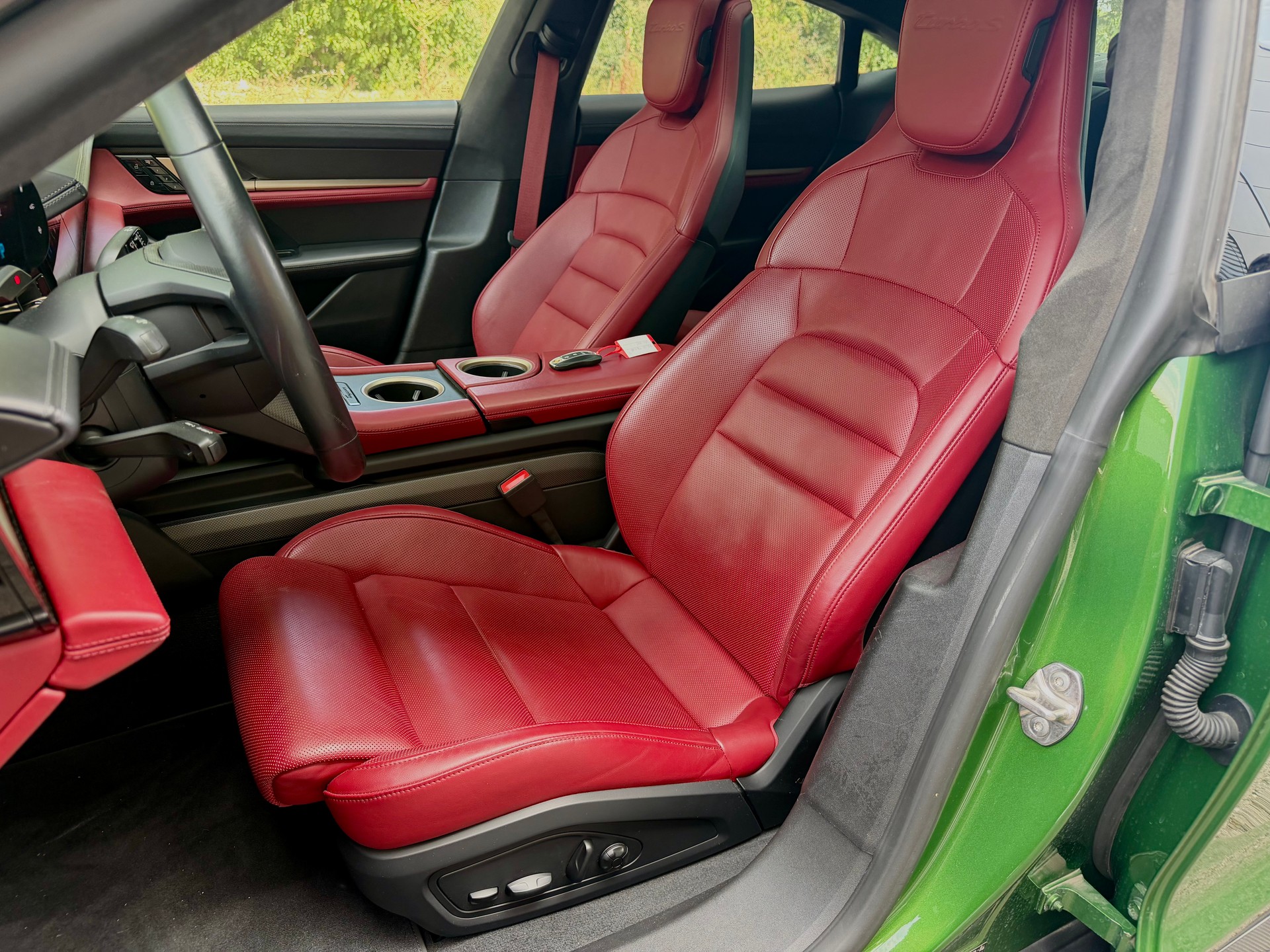 PORSCHE Taycan Turbo S - Mamba grün --image-10