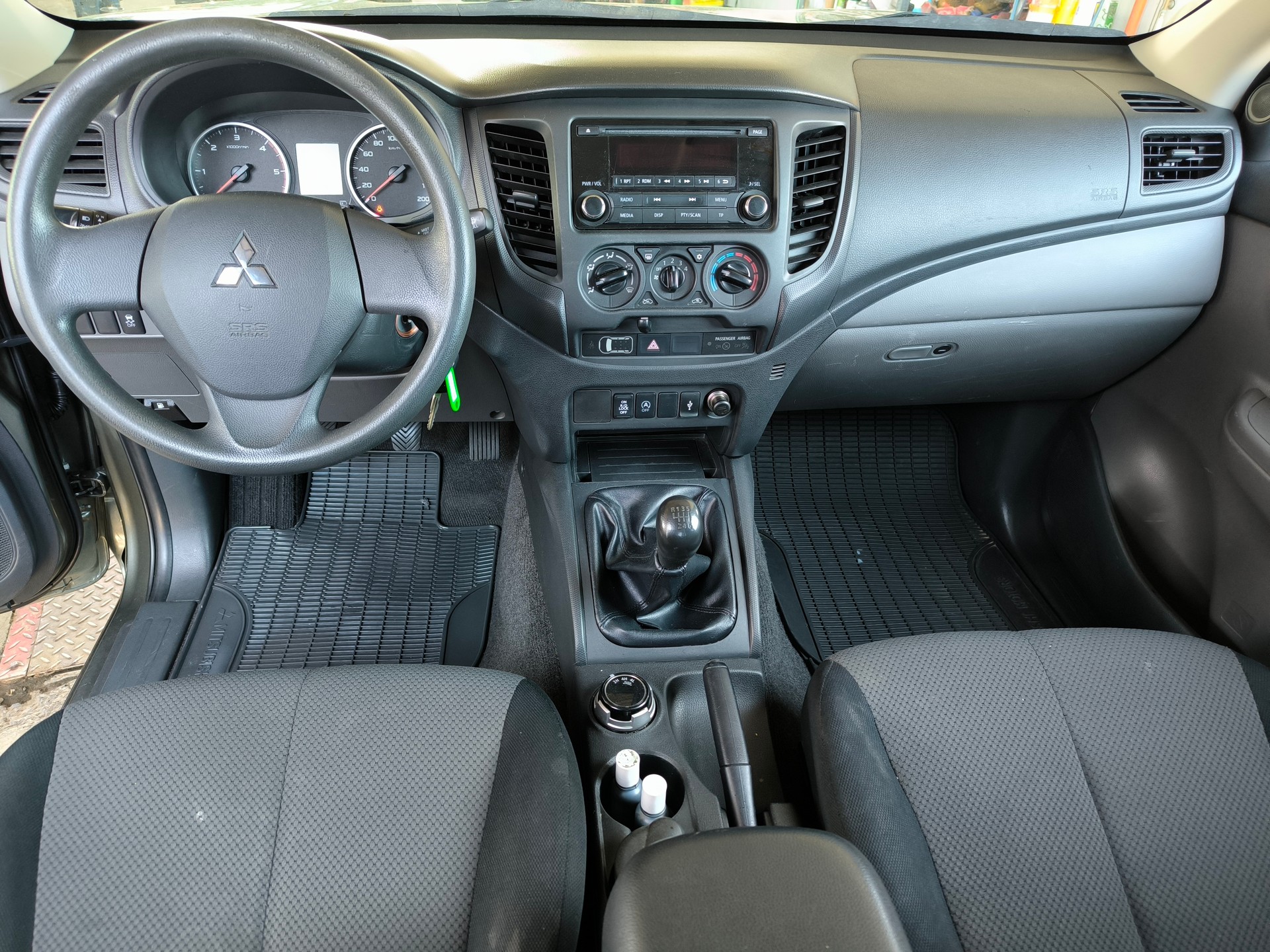 MITSUBISHI L 200 2.4 Value Club Cab-image-4