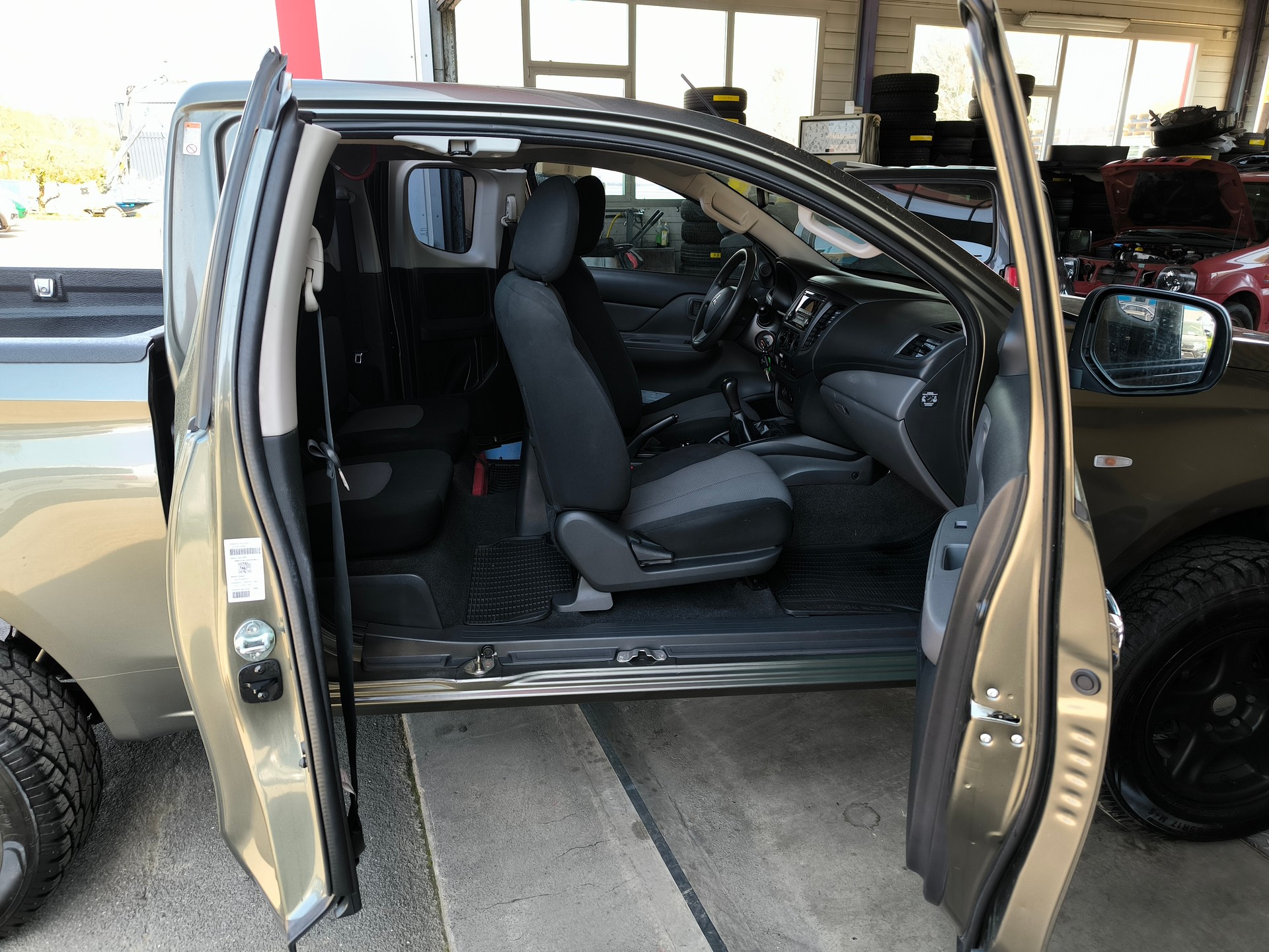MITSUBISHI L 200 2.4 Value Club Cab-image-7