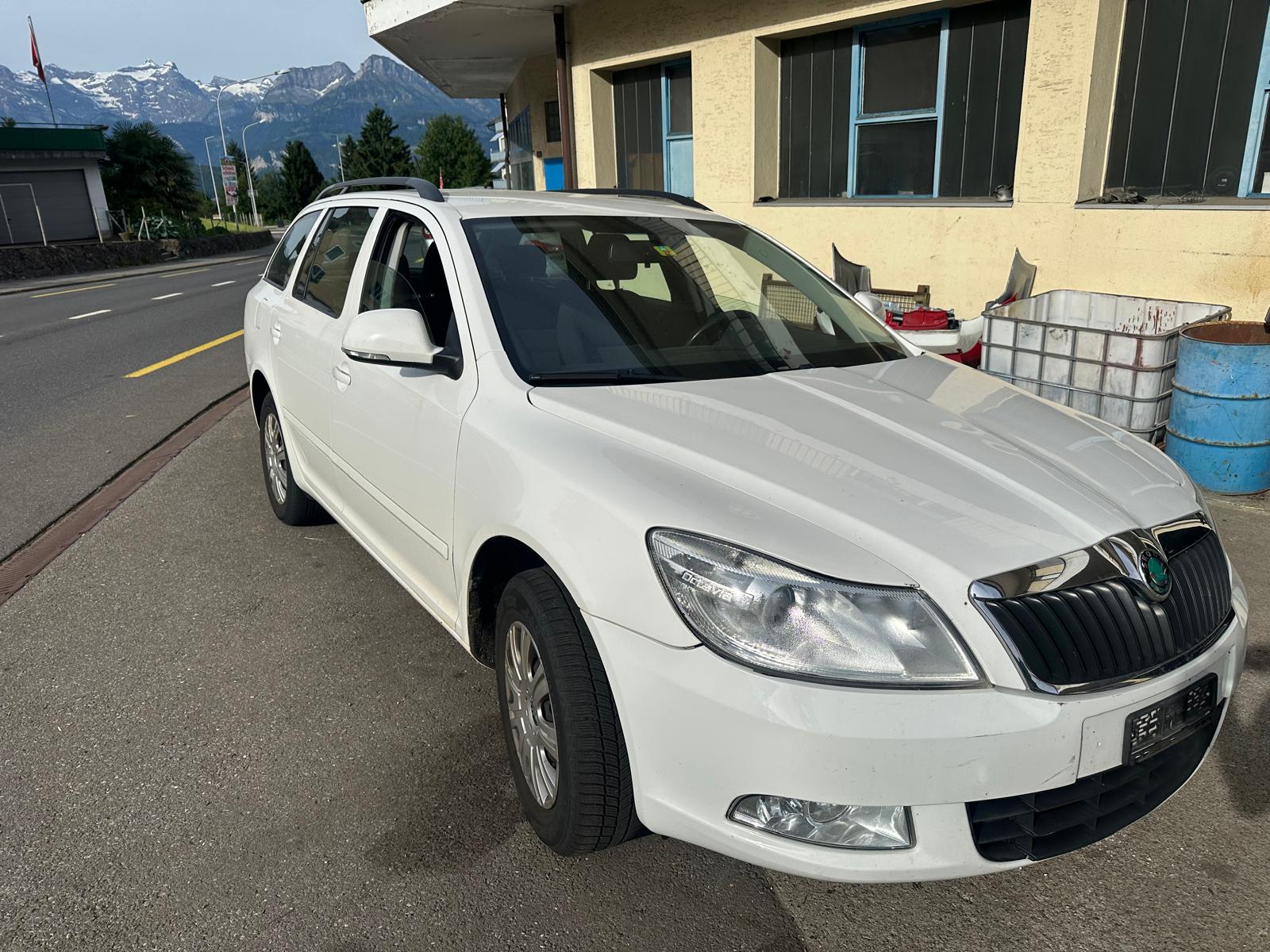 SKODA Octavia Combi 1.6 TDI Twenty20 4x4-image-1