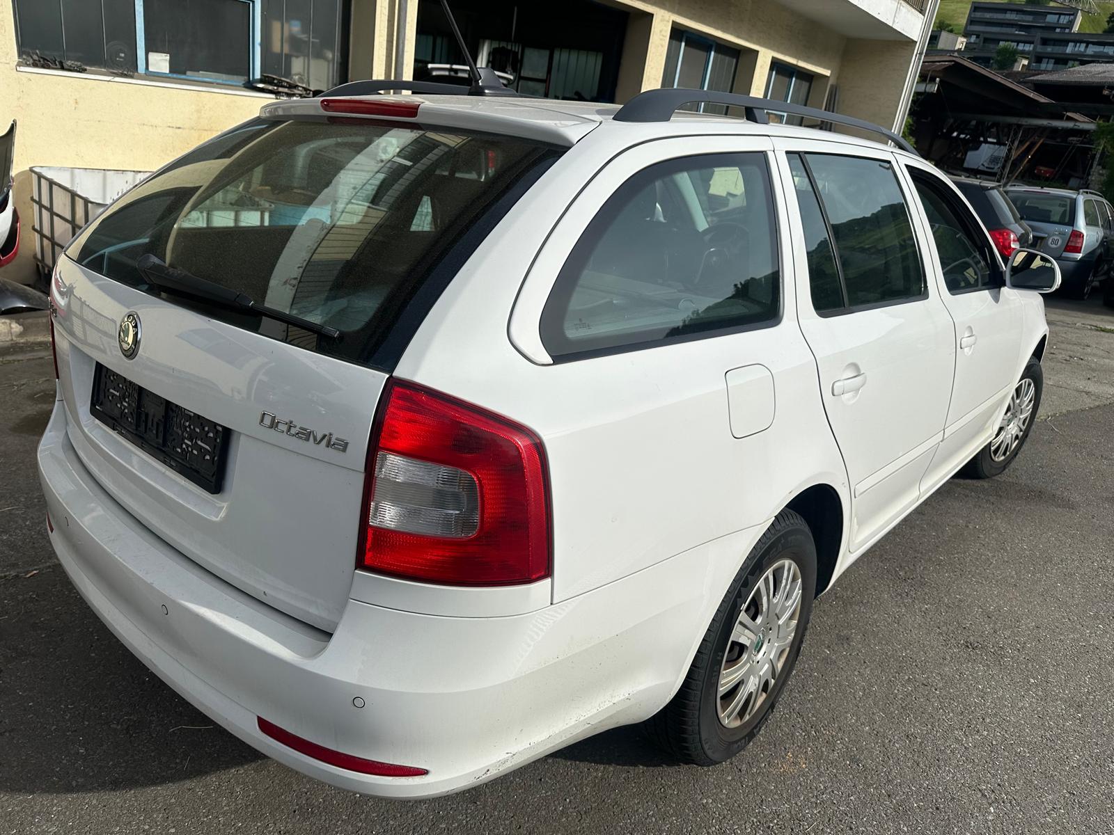 SKODA Octavia Combi 1.6 TDI Twenty20 4x4-image-3