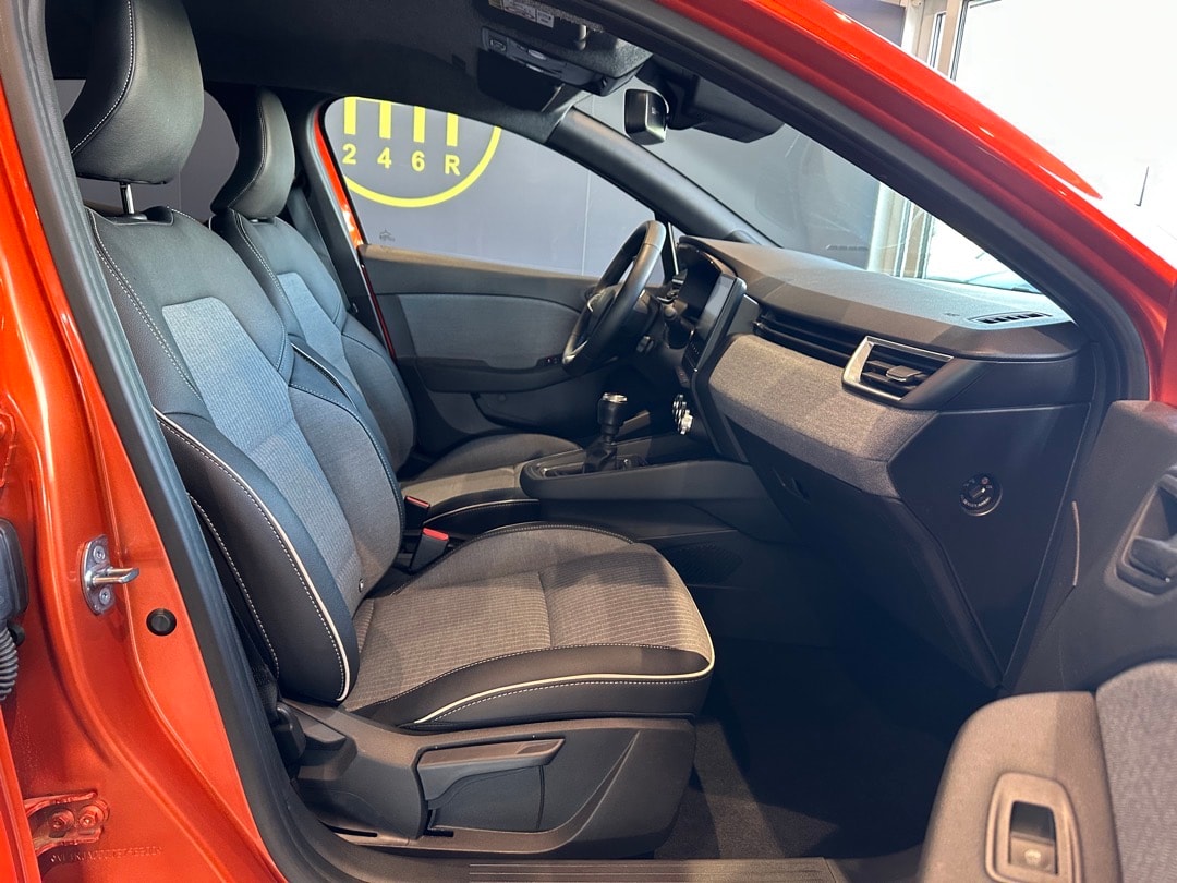 RENAULT Clio 1.0 Techno-image-12